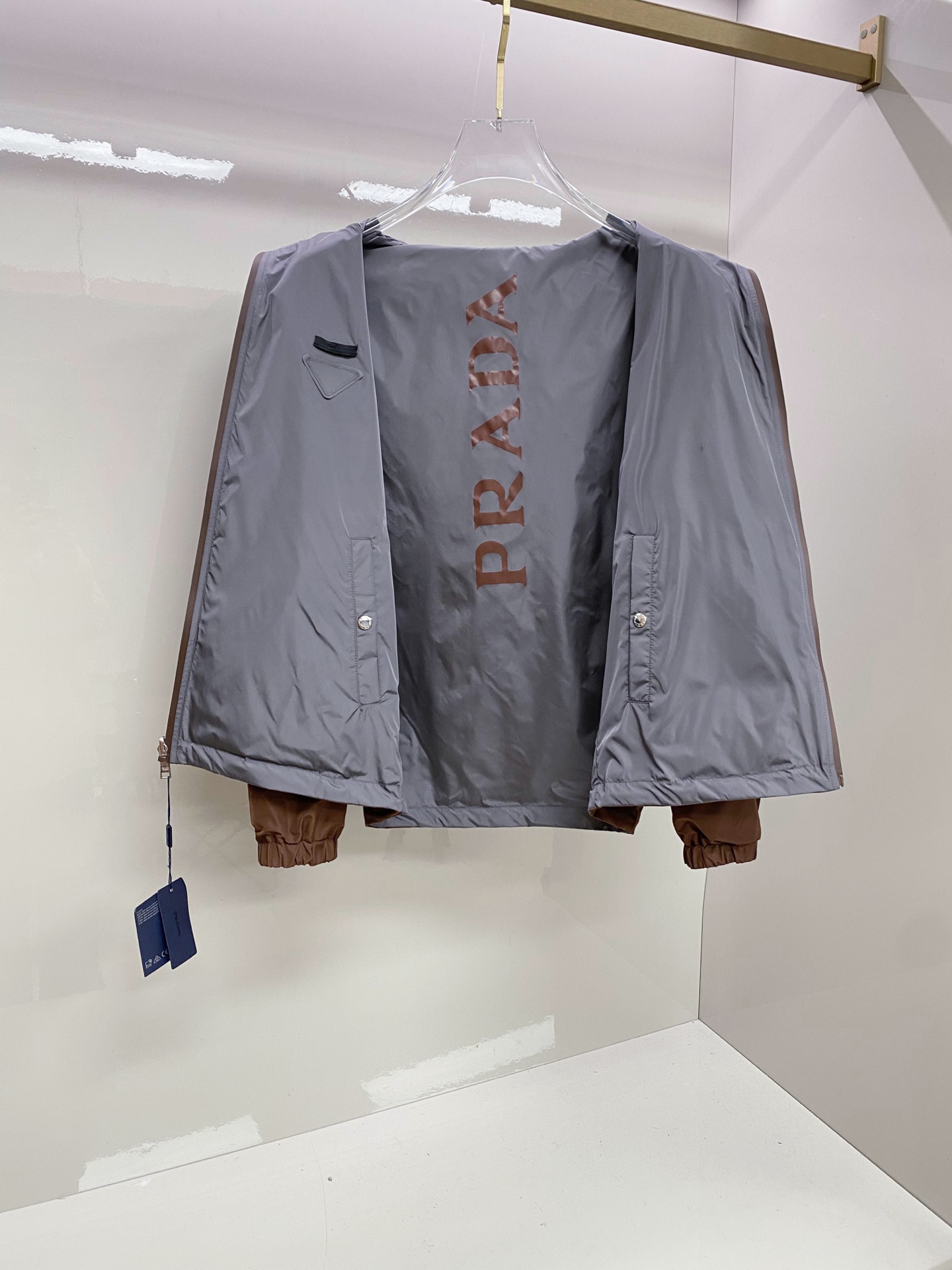 Prada 普拉达 2026ss春季新款连帽夹克外套全高端版本！高定专柜面料辅料，透气舒适度高，细节无可