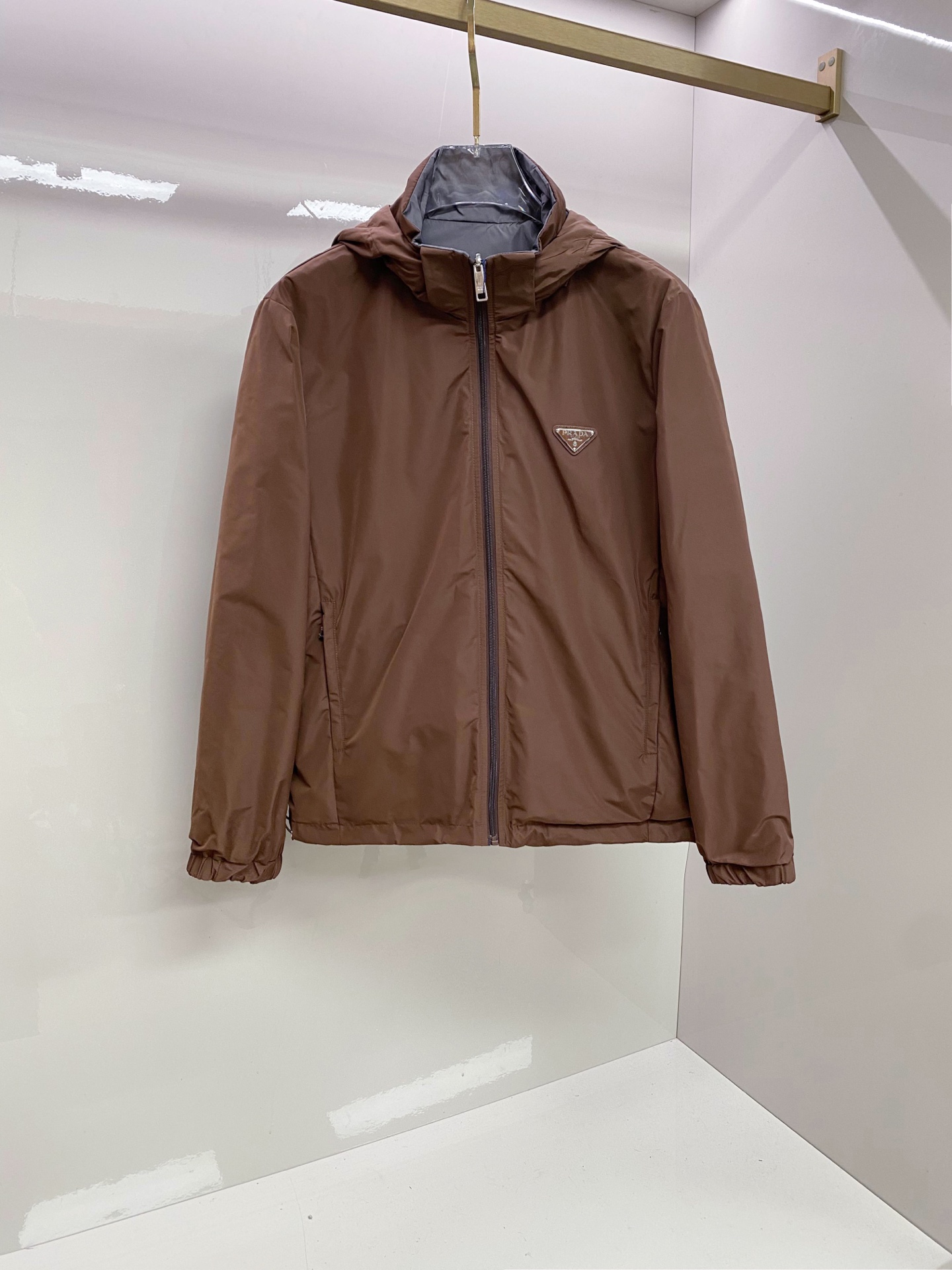 Prada 普拉达 2026ss春季新款连帽夹克外套全高端版本！高定专柜面料辅料，透气舒适度高，细节无可