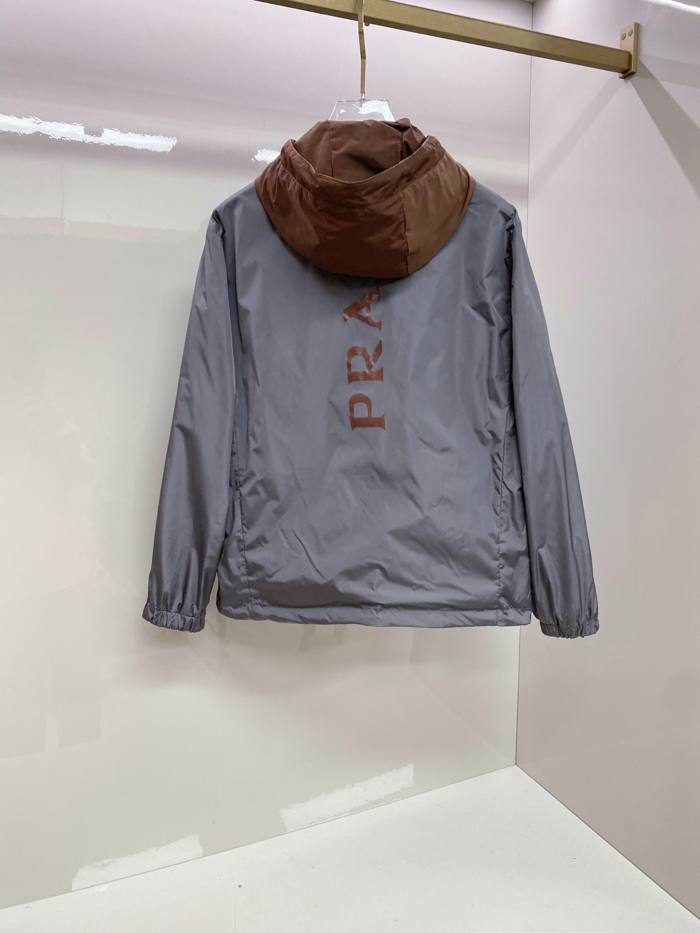 Prada 普拉达 2026ss春季新款连帽夹克外套全高端版本！高定专柜面料辅料，透气舒适度高，细节无可