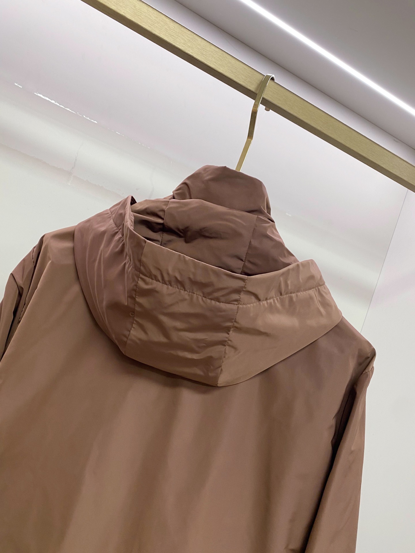 Prada 普拉达 2026ss春季新款连帽夹克外套全高端版本！高定专柜面料辅料，透气舒适度高，细节无可