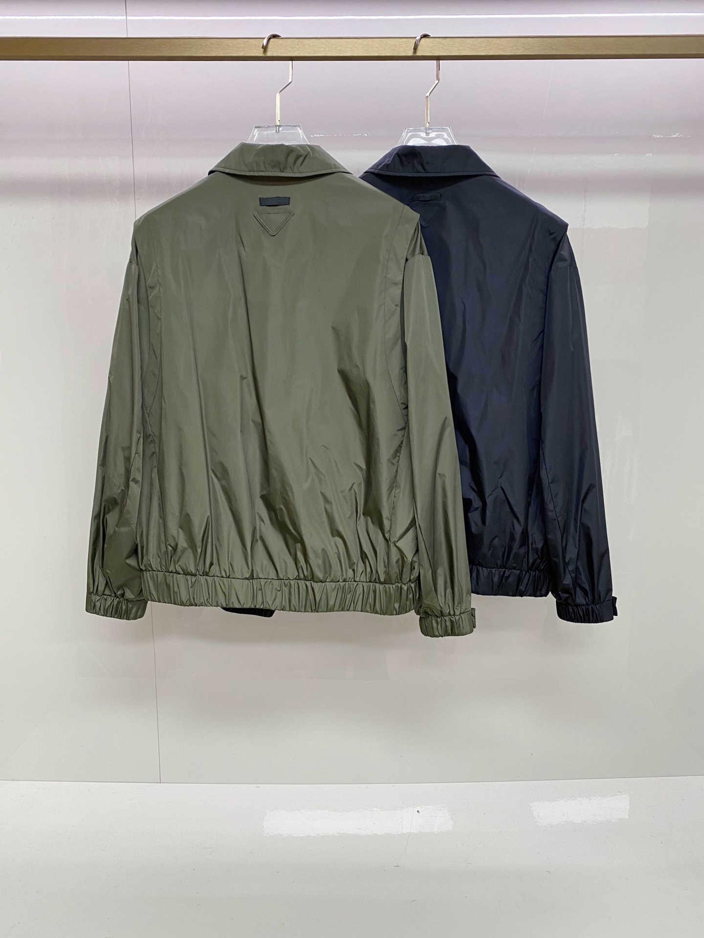 Prada 普拉达 2026ss春季新款翻领夹克外套全高端版本！高定专柜面料辅料，透气舒适度高，细节无可