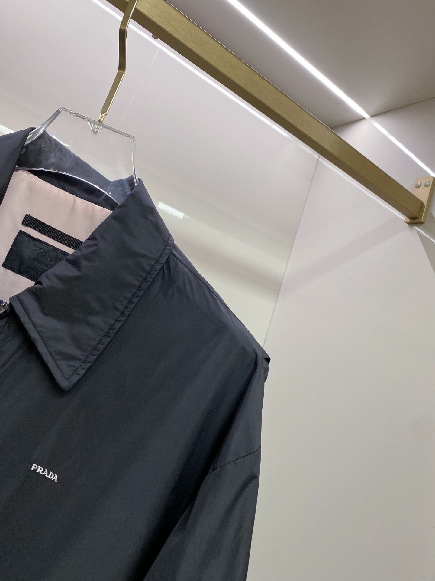 Prada 普拉达 2026ss春季新款翻领夹克外套全高端版本！高定专柜面料辅料，透气舒适度高，细节无可