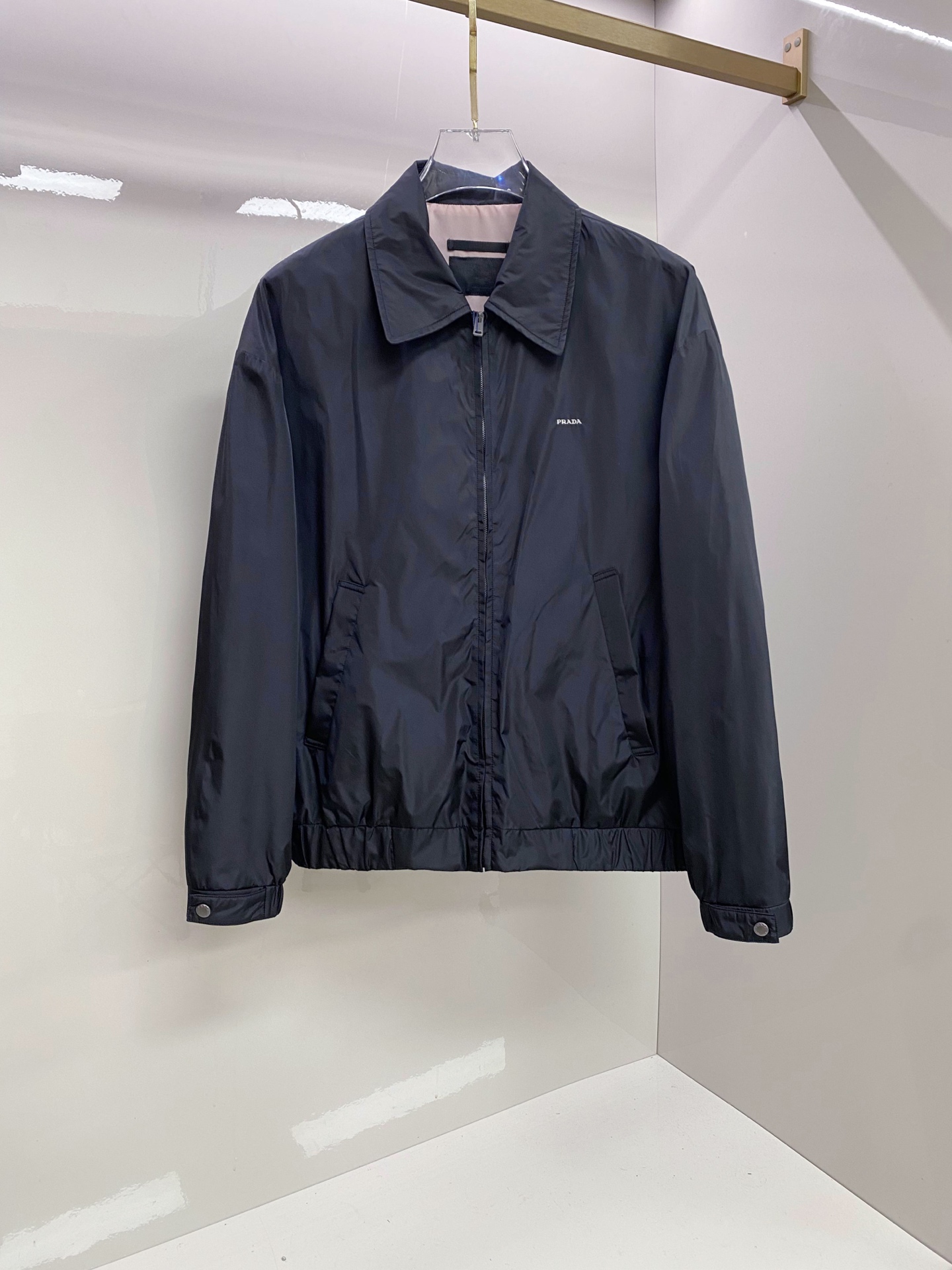 Prada 普拉达 2026ss春季新款翻领夹克外套全高端版本！高定专柜面料辅料，透气舒适度高，细节无可