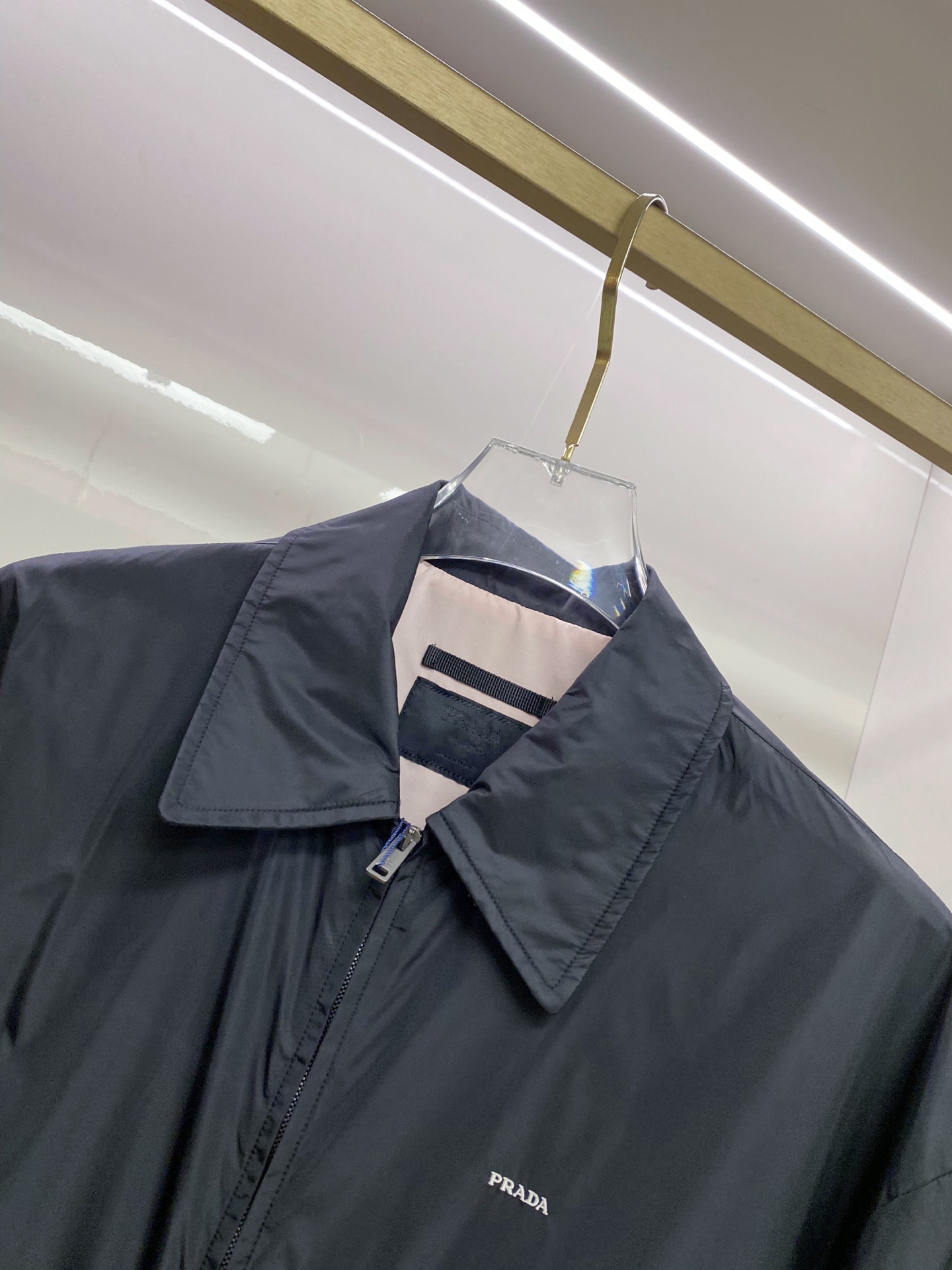 Prada 普拉达 2026ss春季新款翻领夹克外套全高端版本！高定专柜面料辅料，透气舒适度高，细节无可