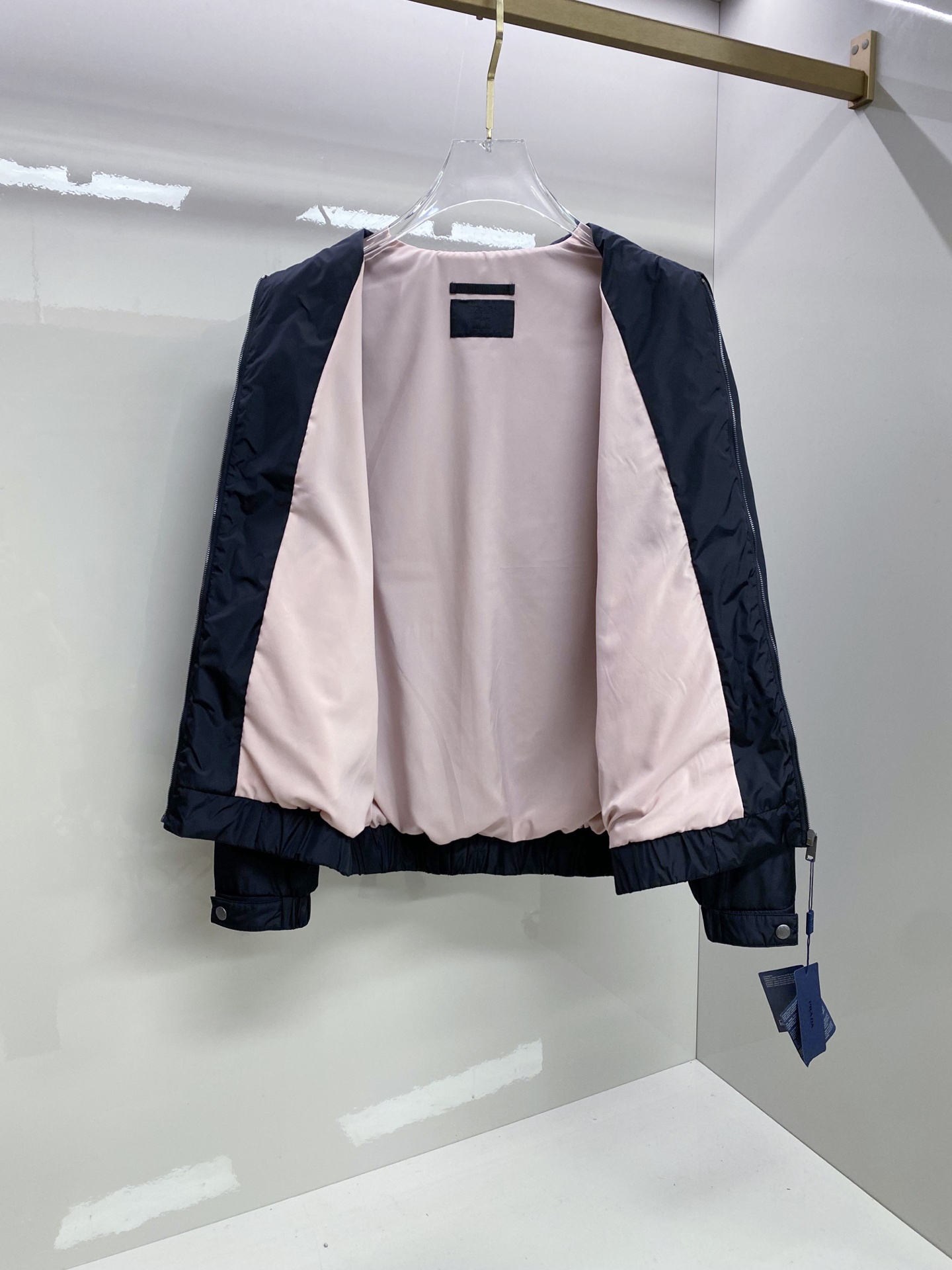 Prada 普拉达 2026ss春季新款翻领夹克外套全高端版本！高定专柜面料辅料，透气舒适度高，细节无可