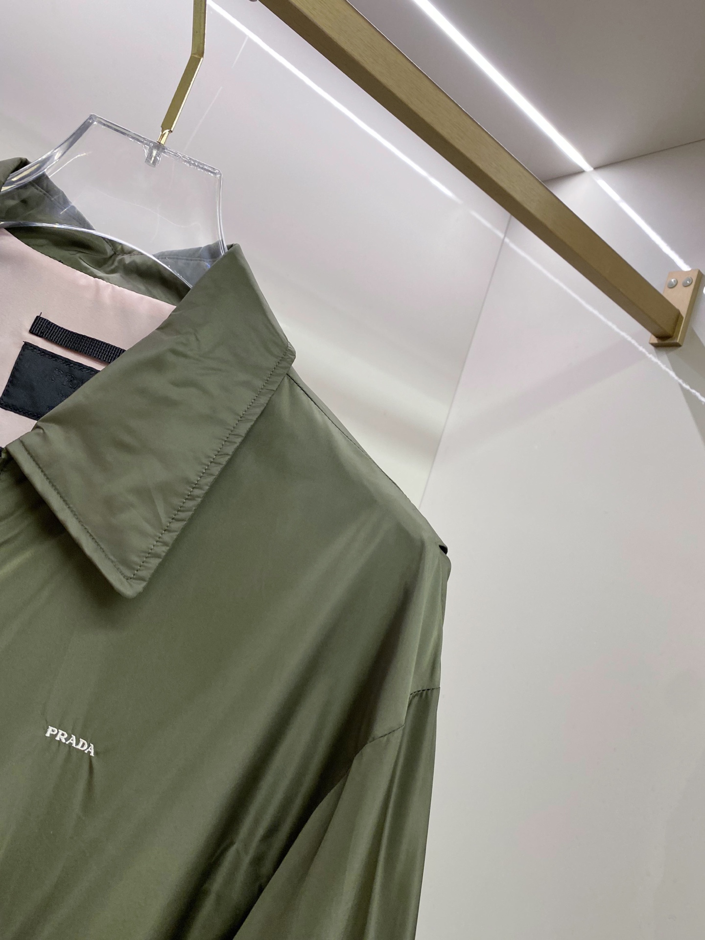 Prada 普拉达 2026ss春季新款翻领夹克外套全高端版本！高定专柜面料辅料，透气舒适度高，细节无可