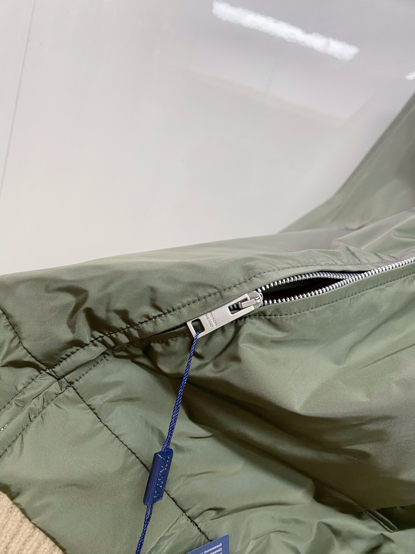 Prada 普拉达 2026ss春季新款翻领夹克外套全高端版本！高定专柜面料辅料，透气舒适度高，细节无可