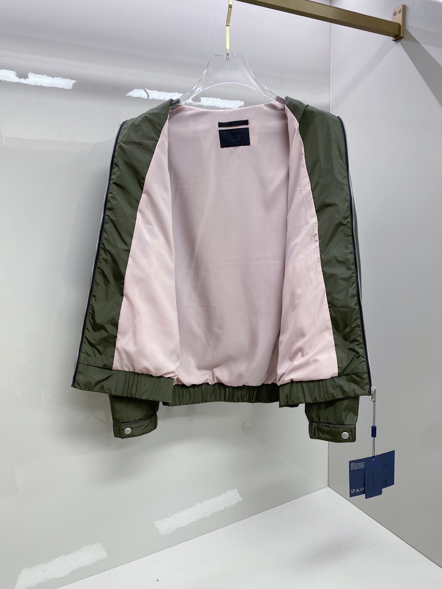 Prada 普拉达 2026ss春季新款翻领夹克外套全高端版本！高定专柜面料辅料，透气舒适度高，细节无可