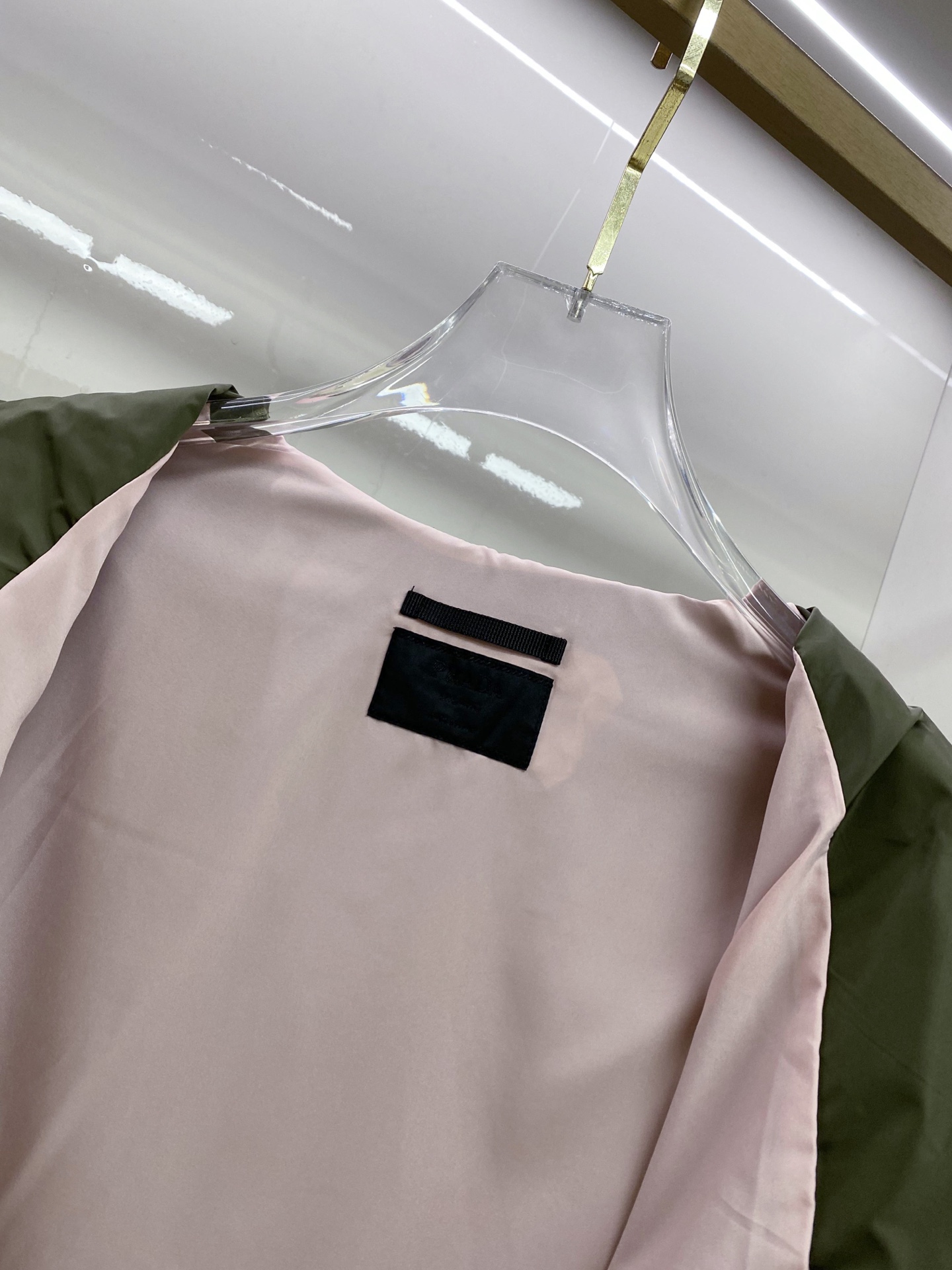 Prada 普拉达 2026ss春季新款翻领夹克外套全高端版本！高定专柜面料辅料，透气舒适度高，细节无可