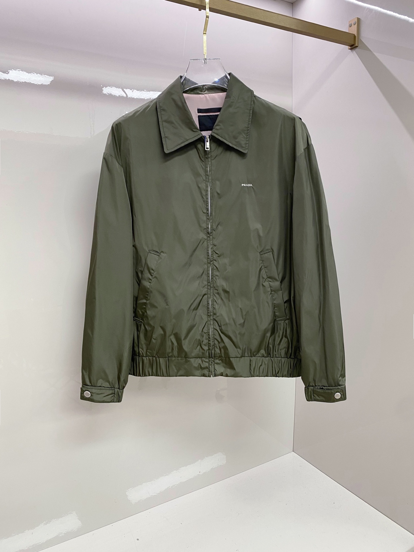 Prada 普拉达 2026ss春季新款翻领夹克外套全高端版本！高定专柜面料辅料，透气舒适度高，细节无可