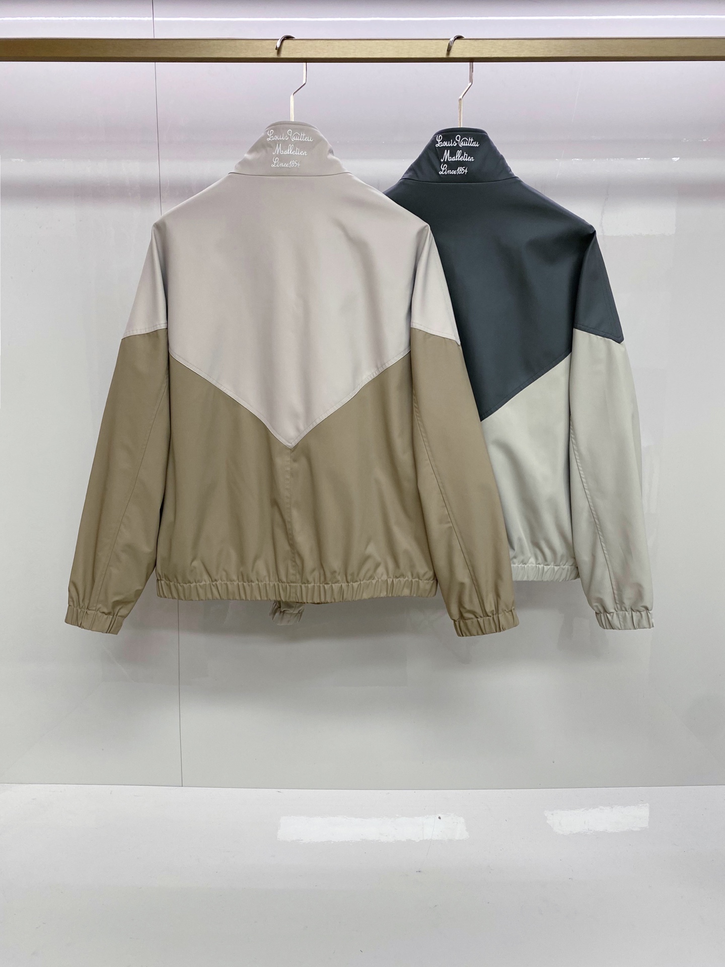 LV 2026ss春季新款立领夹克外套全高端版本！高定专柜面料辅料，透气舒适度高，细节无可挑剔，做工考究