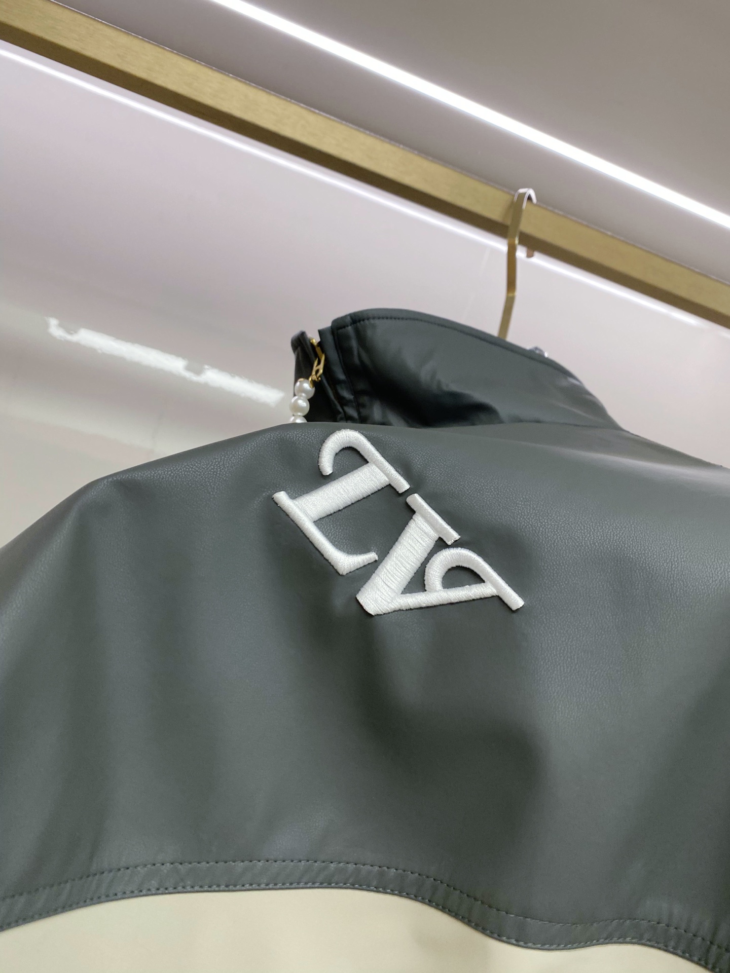 LV 2026ss春季新款立领夹克外套全高端版本！高定专柜面料辅料，透气舒适度高，细节无可挑剔，做工考究