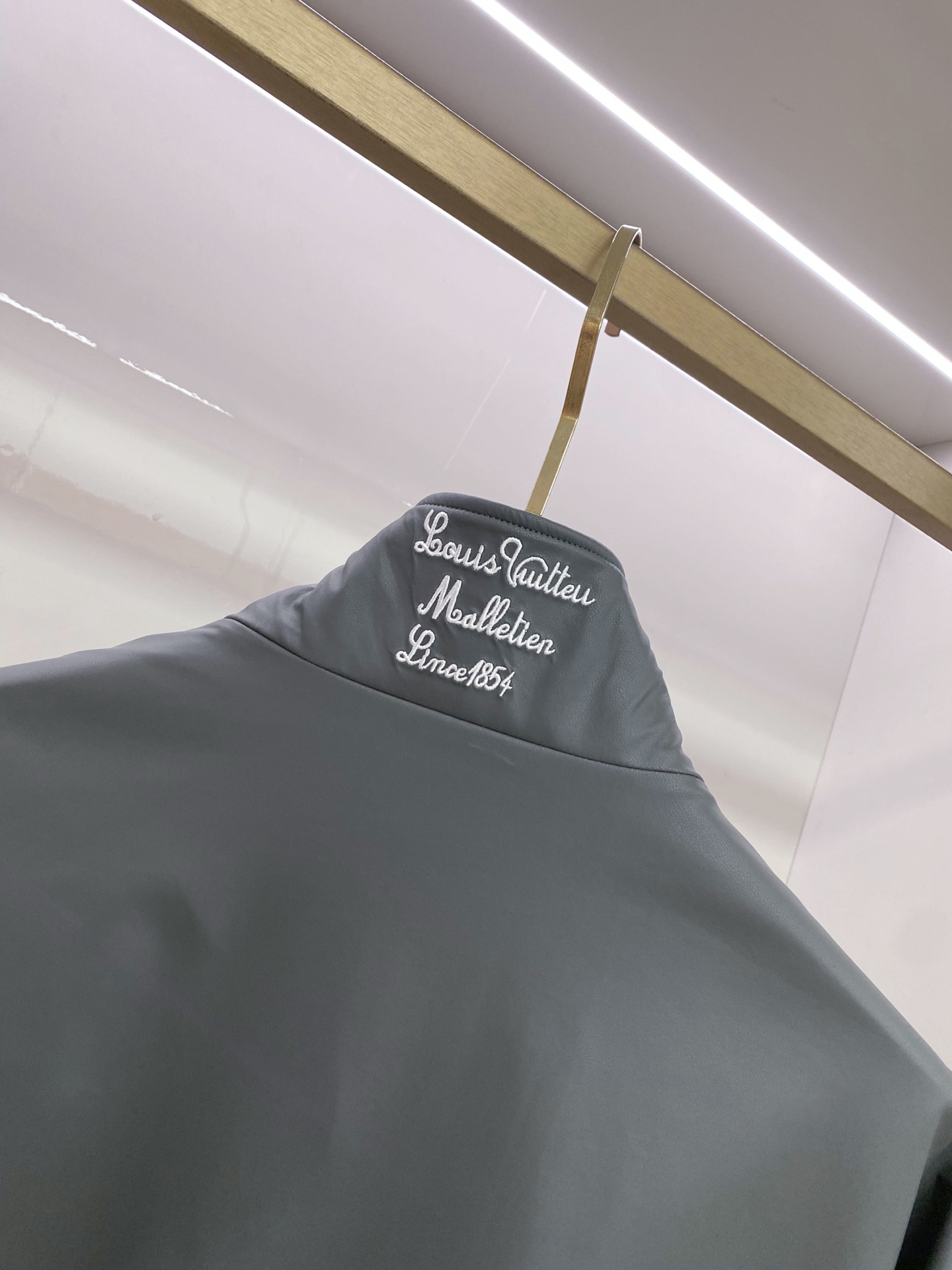 LV 2026ss春季新款立领夹克外套全高端版本！高定专柜面料辅料，透气舒适度高，细节无可挑剔，做工考究