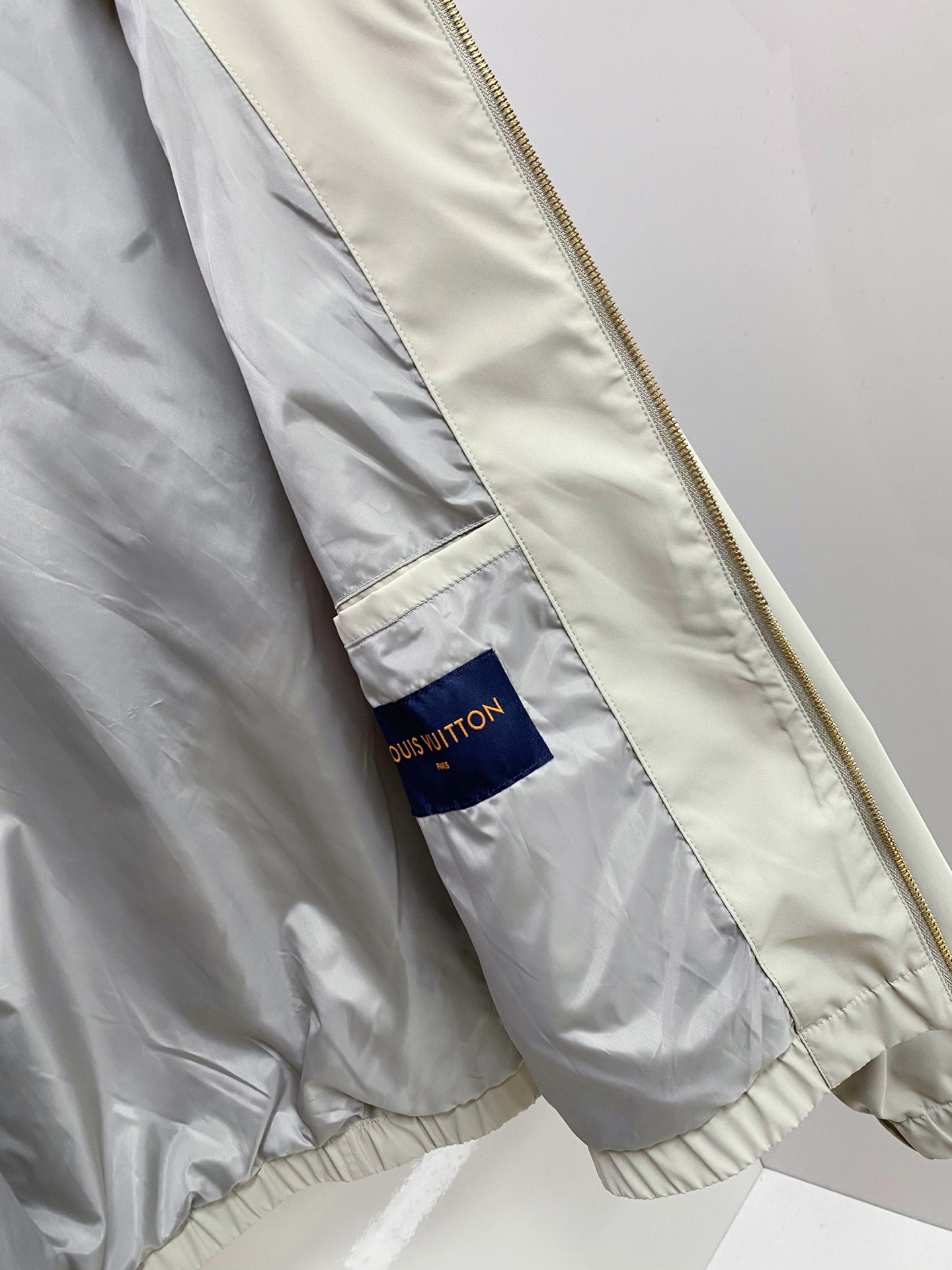 LV 2026ss春季新款立领夹克外套全高端版本！高定专柜面料辅料，透气舒适度高，细节无可挑剔，做工考究