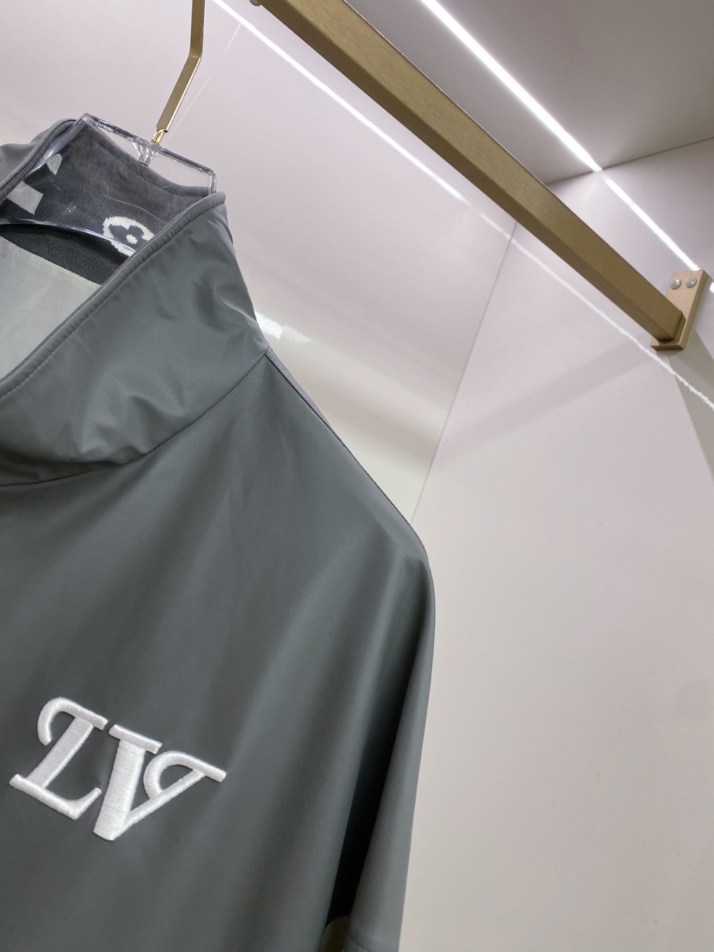 LV 2026ss春季新款立领夹克外套全高端版本！高定专柜面料辅料，透气舒适度高，细节无可挑剔，做工考究