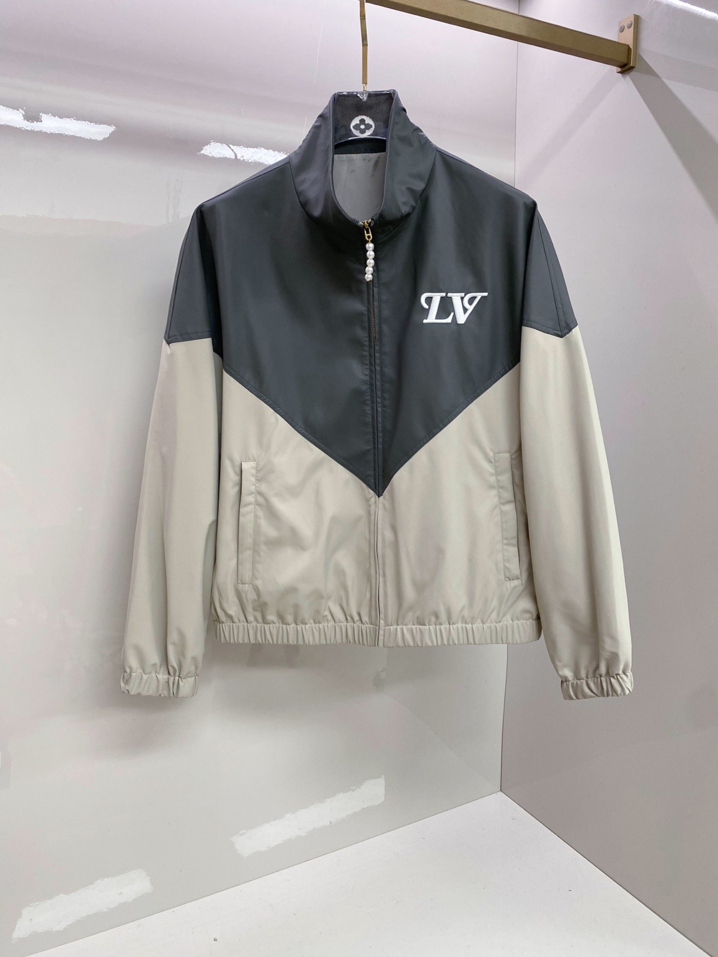 LV 2026ss春季新款立领夹克外套全高端版本！高定专柜面料辅料，透气舒适度高，细节无可挑剔，做工考究