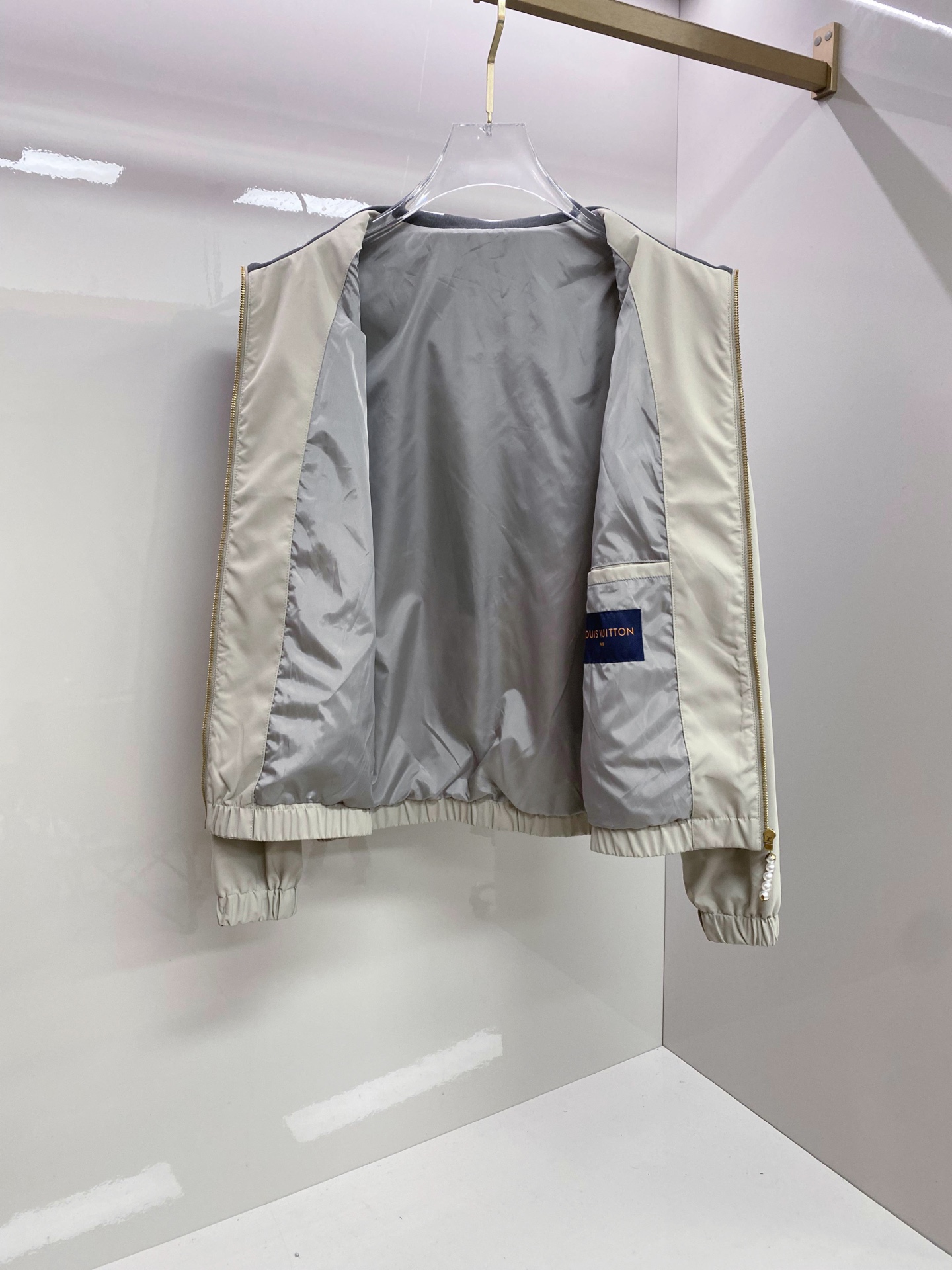 LV 2026ss春季新款立领夹克外套全高端版本！高定专柜面料辅料，透气舒适度高，细节无可挑剔，做工考究