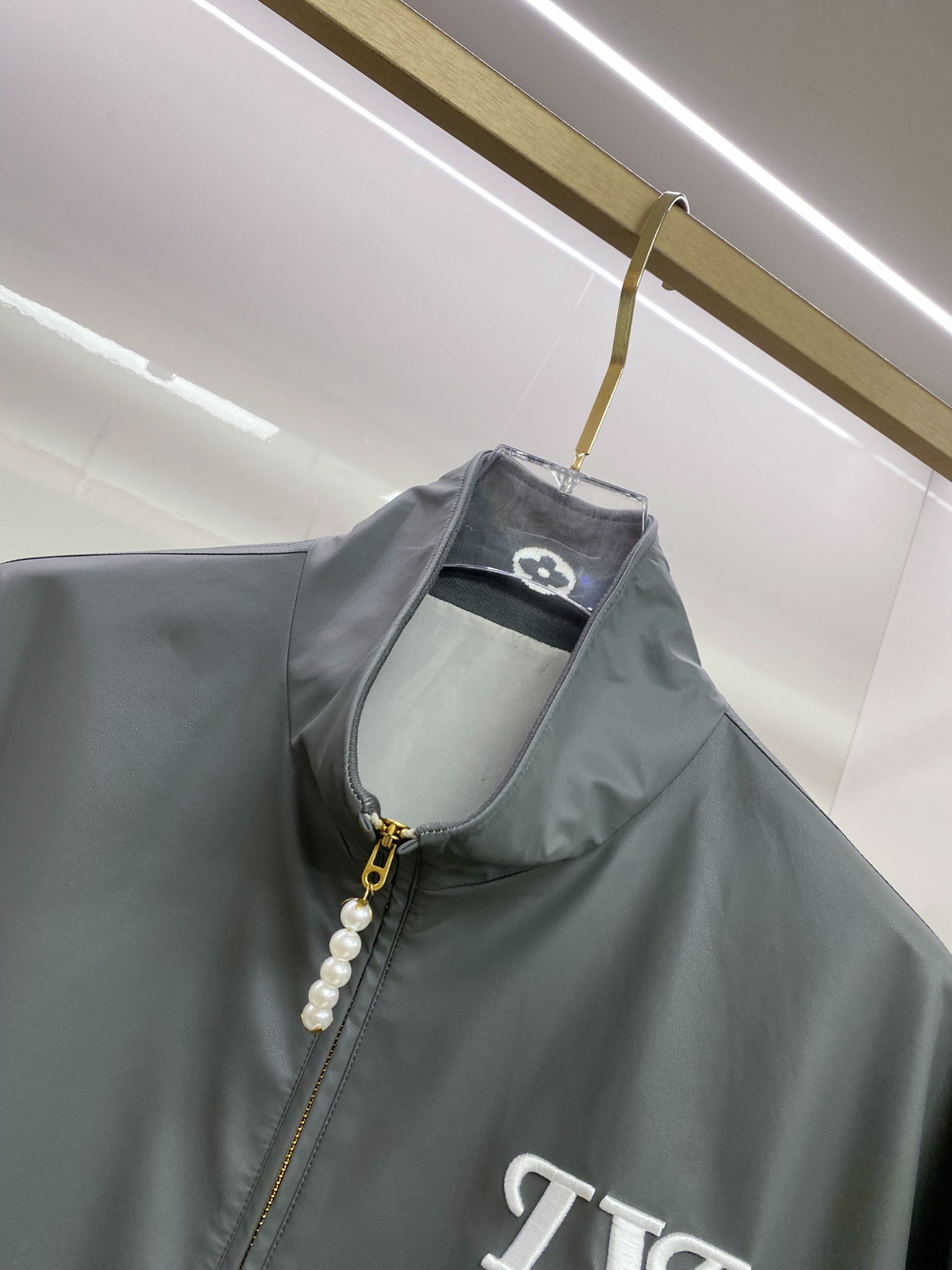 LV 2026ss春季新款立领夹克外套全高端版本！高定专柜面料辅料，透气舒适度高，细节无可挑剔，做工考究