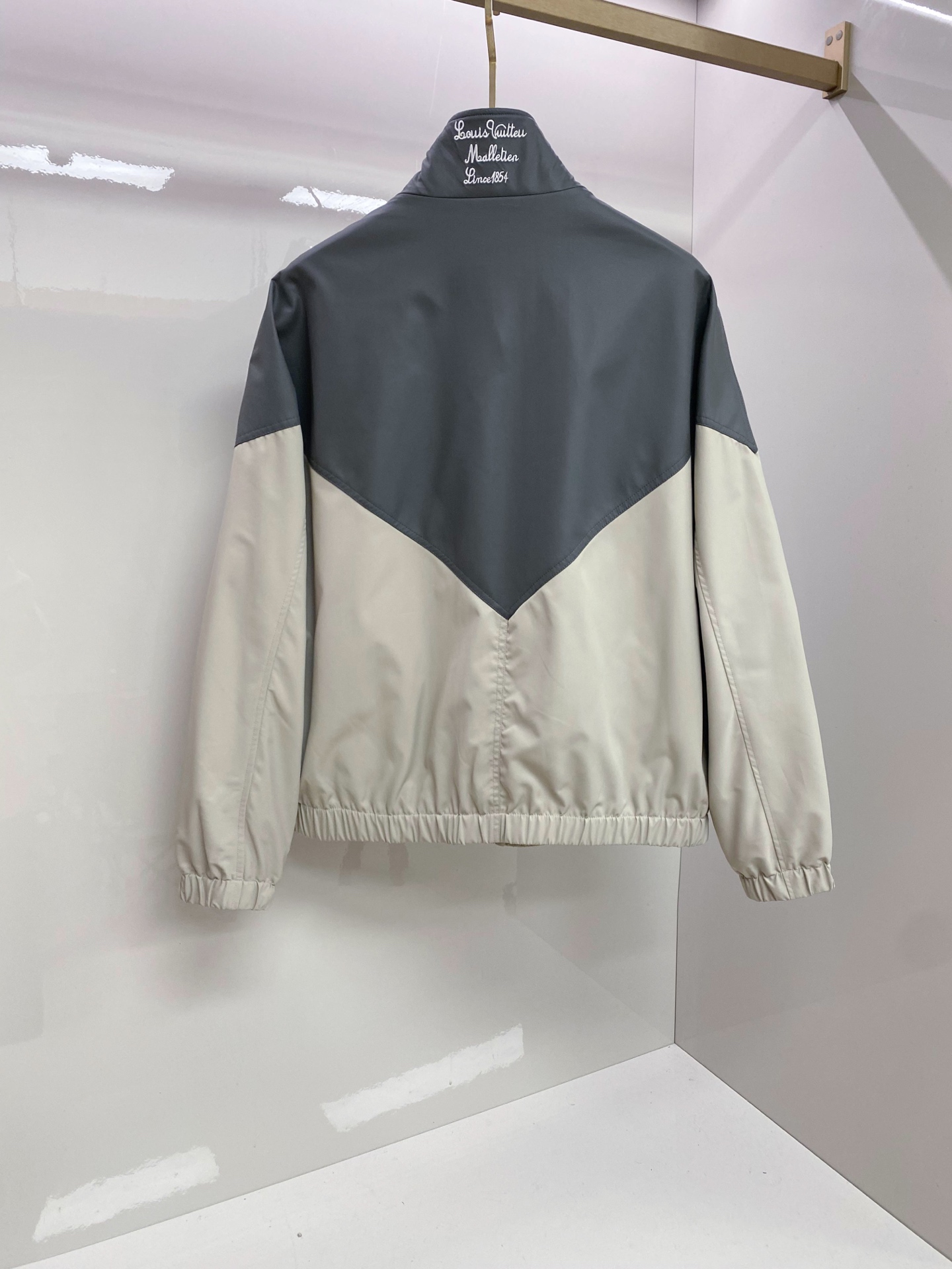 LV 2026ss春季新款立领夹克外套全高端版本！高定专柜面料辅料，透气舒适度高，细节无可挑剔，做工考究