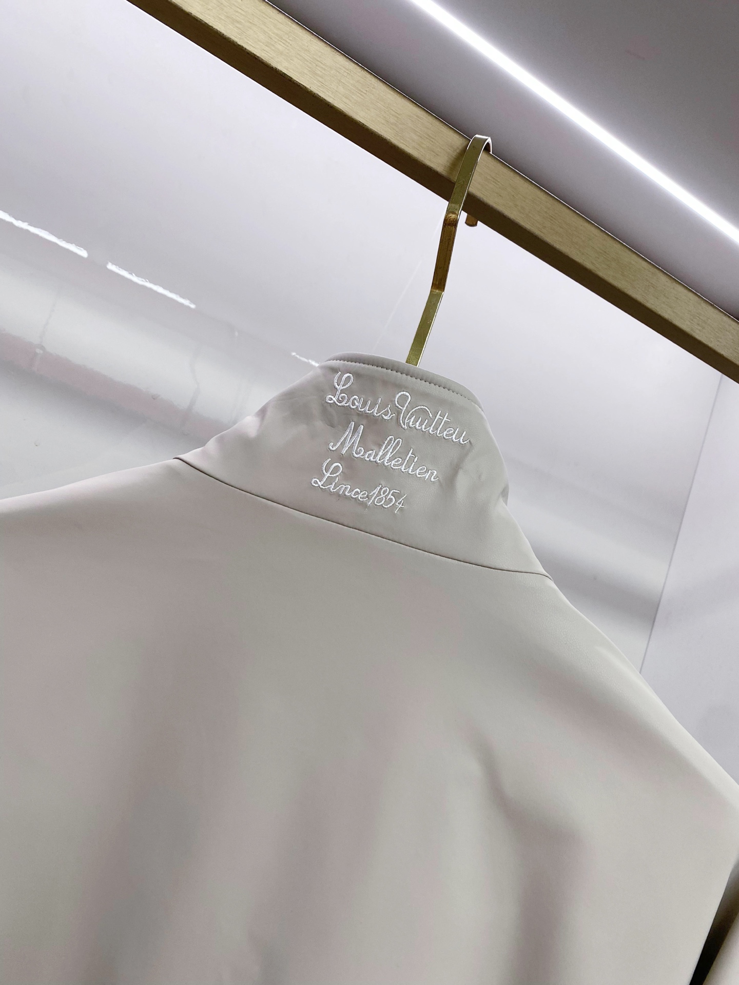 LV 2026ss春季新款立领夹克外套全高端版本！高定专柜面料辅料，透气舒适度高，细节无可挑剔，做工考究