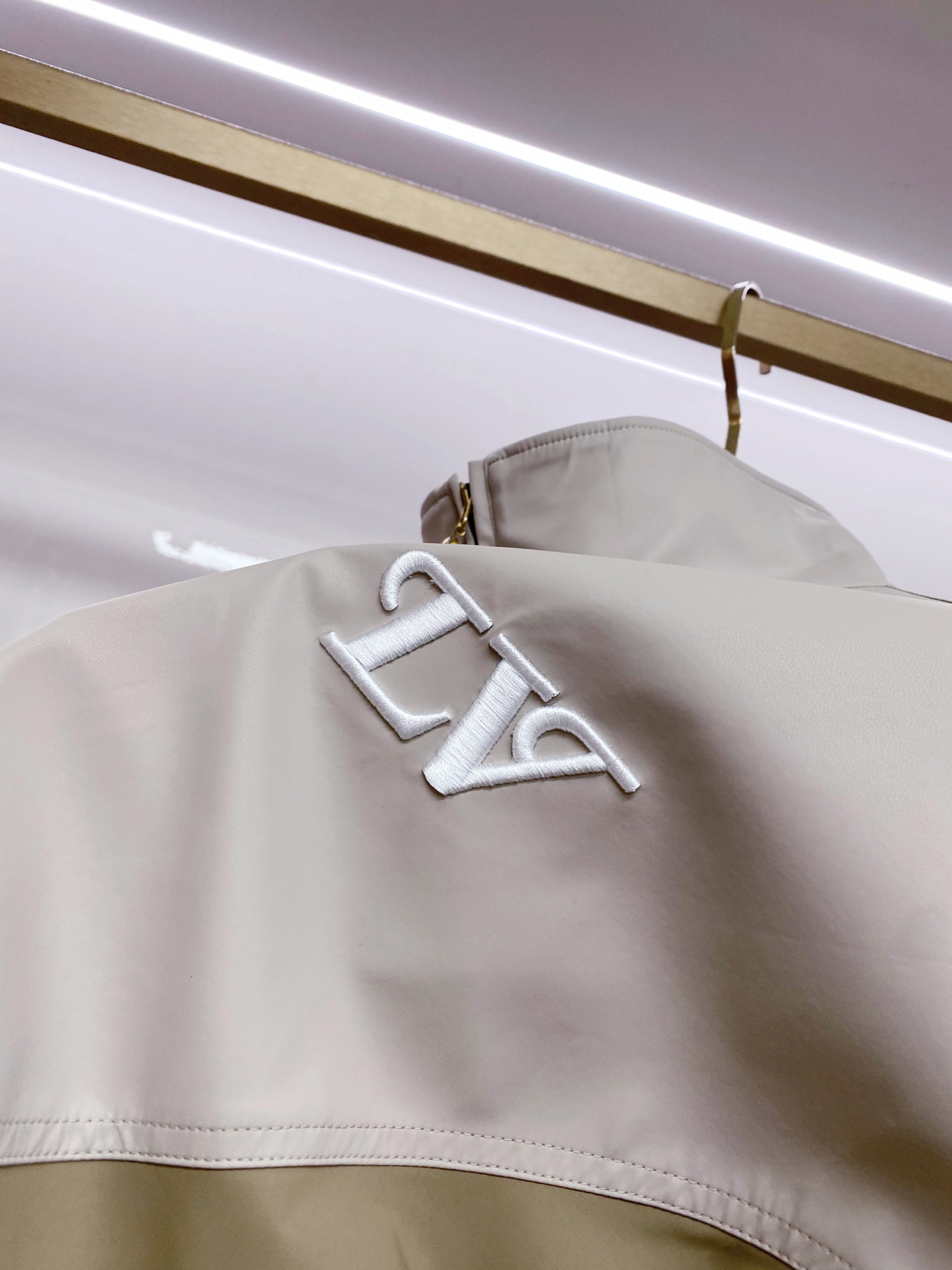 LV 2026ss春季新款立领夹克外套全高端版本！高定专柜面料辅料，透气舒适度高，细节无可挑剔，做工考究