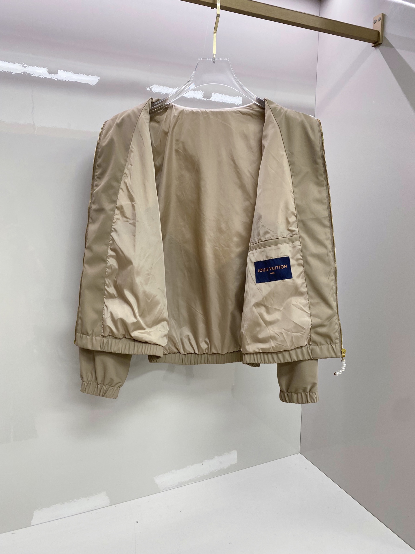 LV 2026ss春季新款立领夹克外套全高端版本！高定专柜面料辅料，透气舒适度高，细节无可挑剔，做工考究