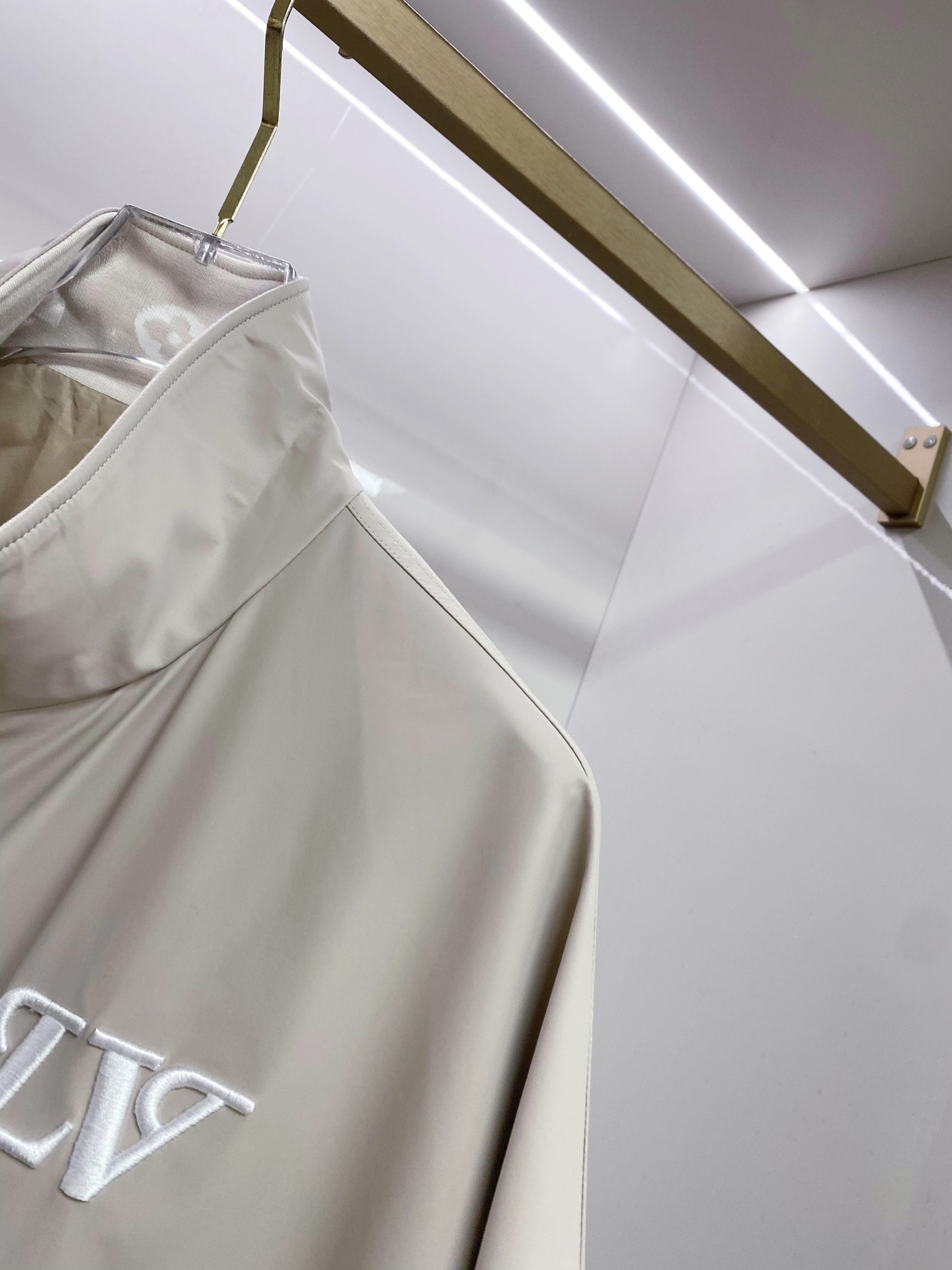 LV 2026ss春季新款立领夹克外套全高端版本！高定专柜面料辅料，透气舒适度高，细节无可挑剔，做工考究