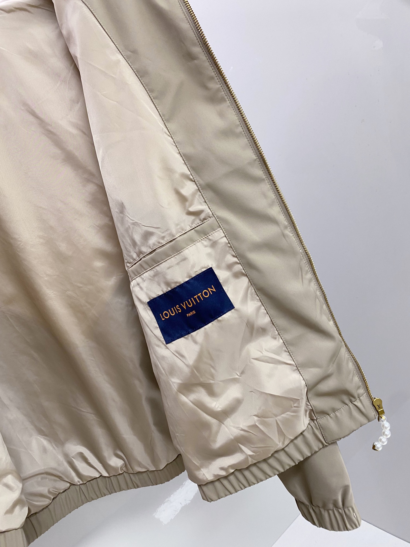 LV 2026ss春季新款立领夹克外套全高端版本！高定专柜面料辅料，透气舒适度高，细节无可挑剔，做工考究