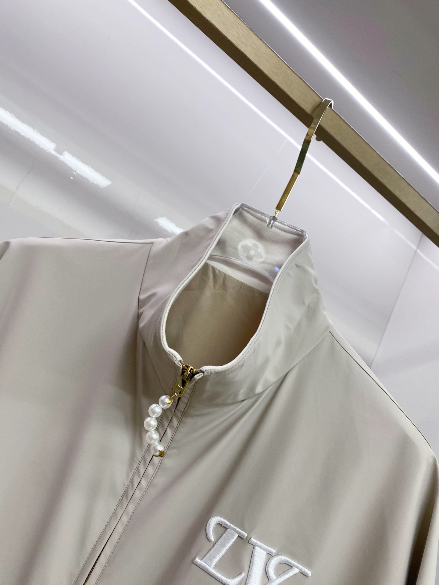 LV 2026ss春季新款立领夹克外套全高端版本！高定专柜面料辅料，透气舒适度高，细节无可挑剔，做工考究