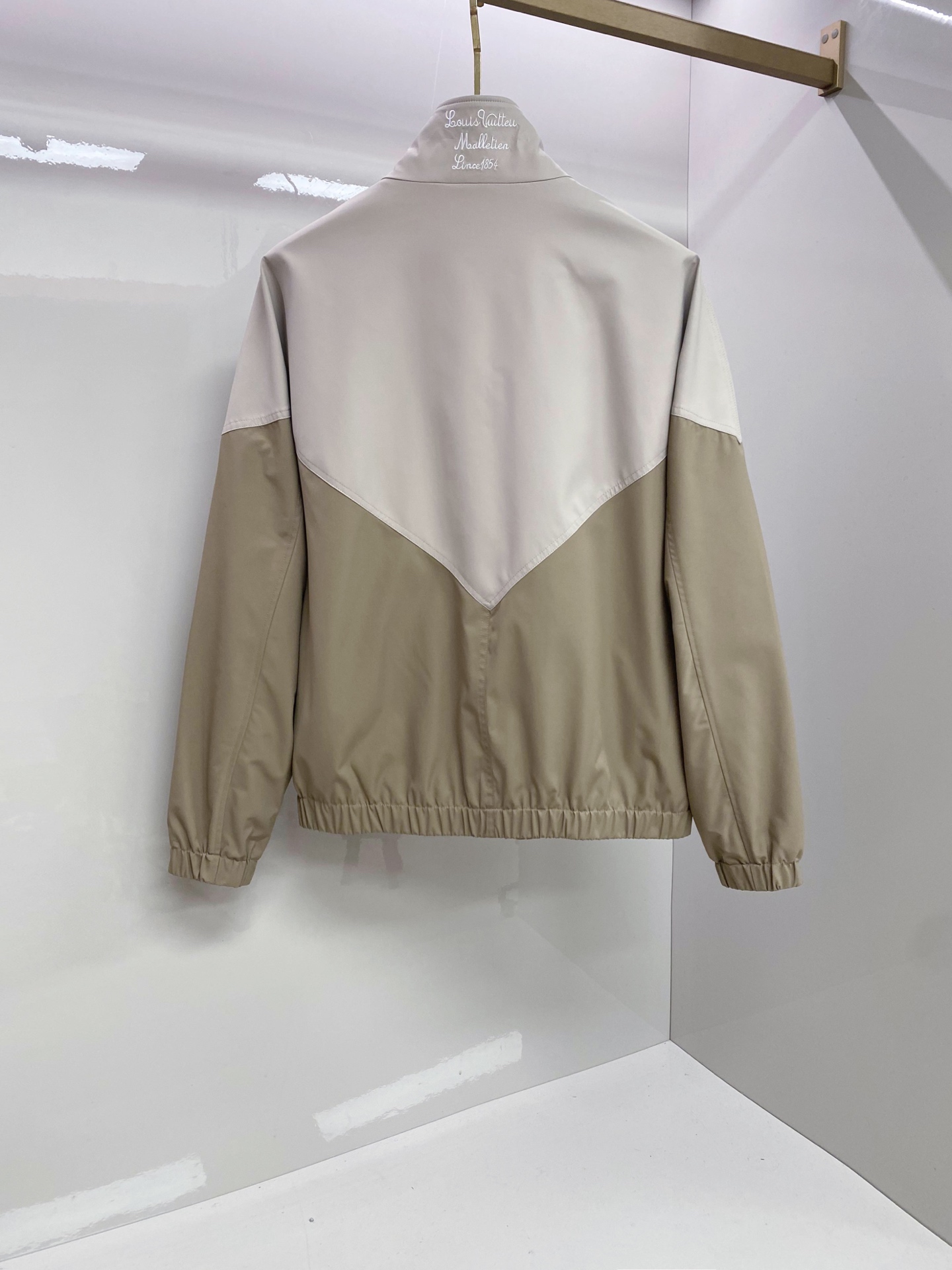 LV 2026ss春季新款立领夹克外套全高端版本！高定专柜面料辅料，透气舒适度高，细节无可挑剔，做工考究