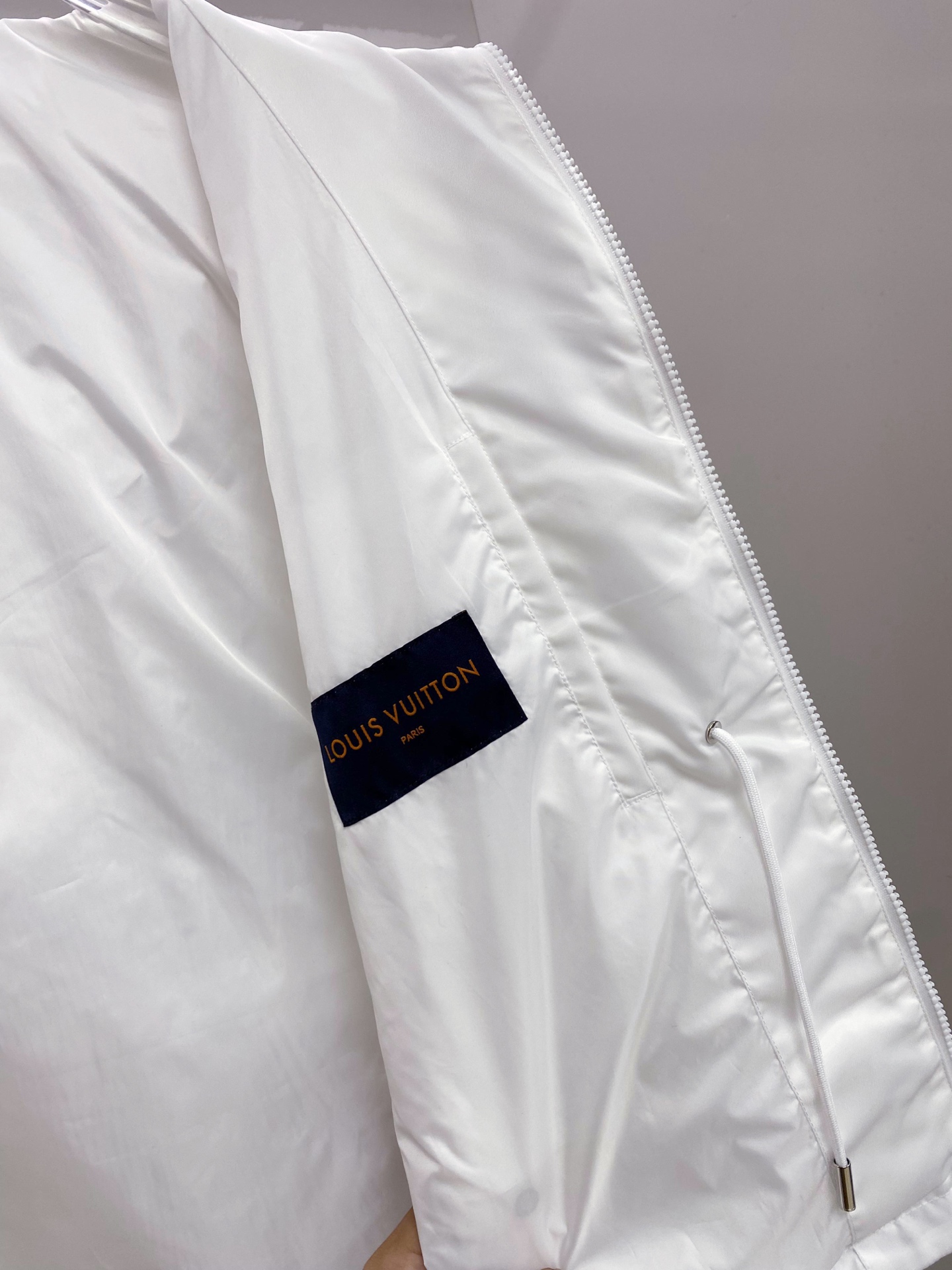 LV 2026ss春季新款夹克外套全高端版本！高定专柜面料辅料，透气舒适度高，细节无可挑剔，做工考究工艺