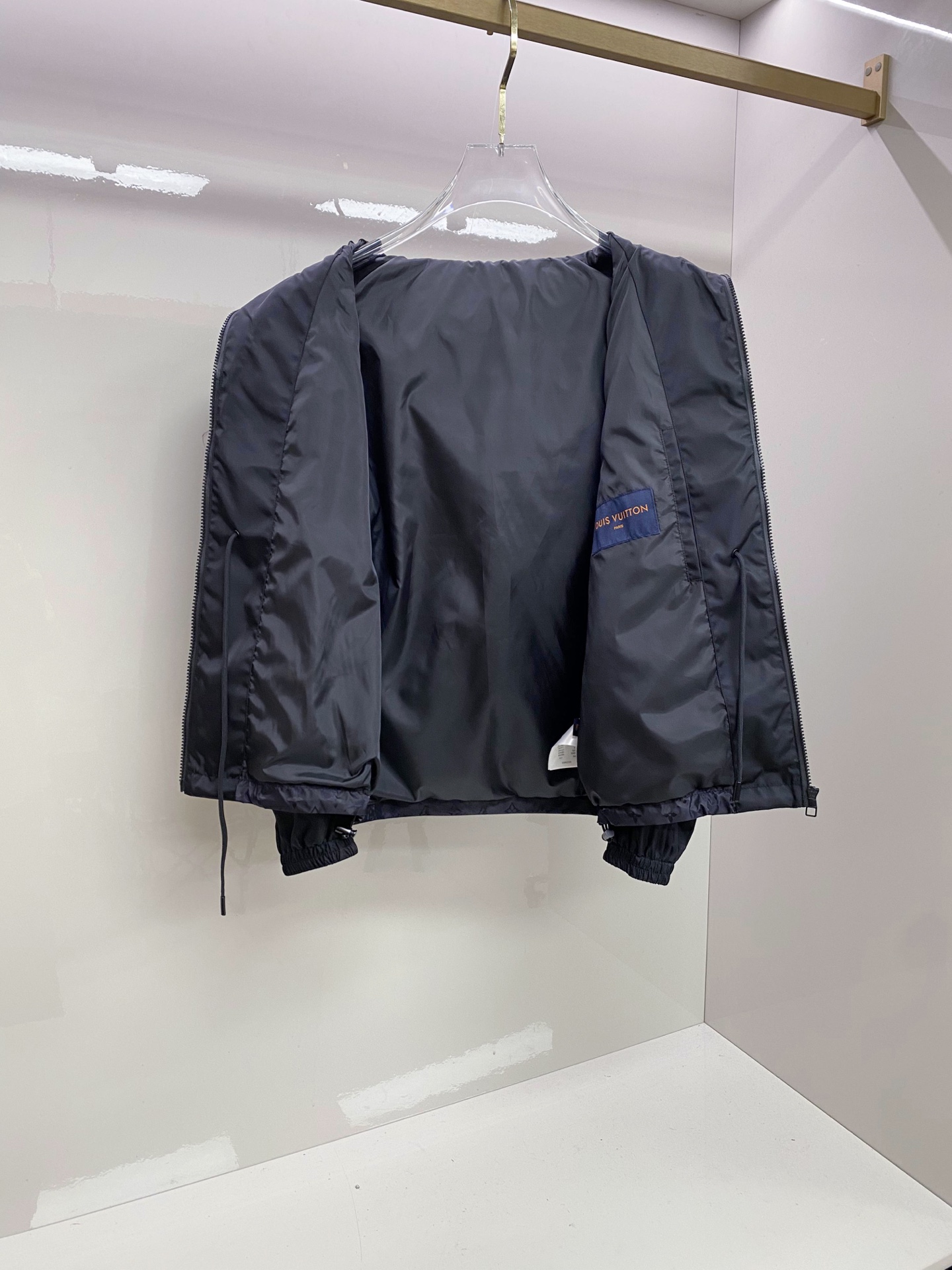 LV 2026ss春季新款夹克外套全高端版本！高定专柜面料辅料，透气舒适度高，细节无可挑剔，做工考究工艺