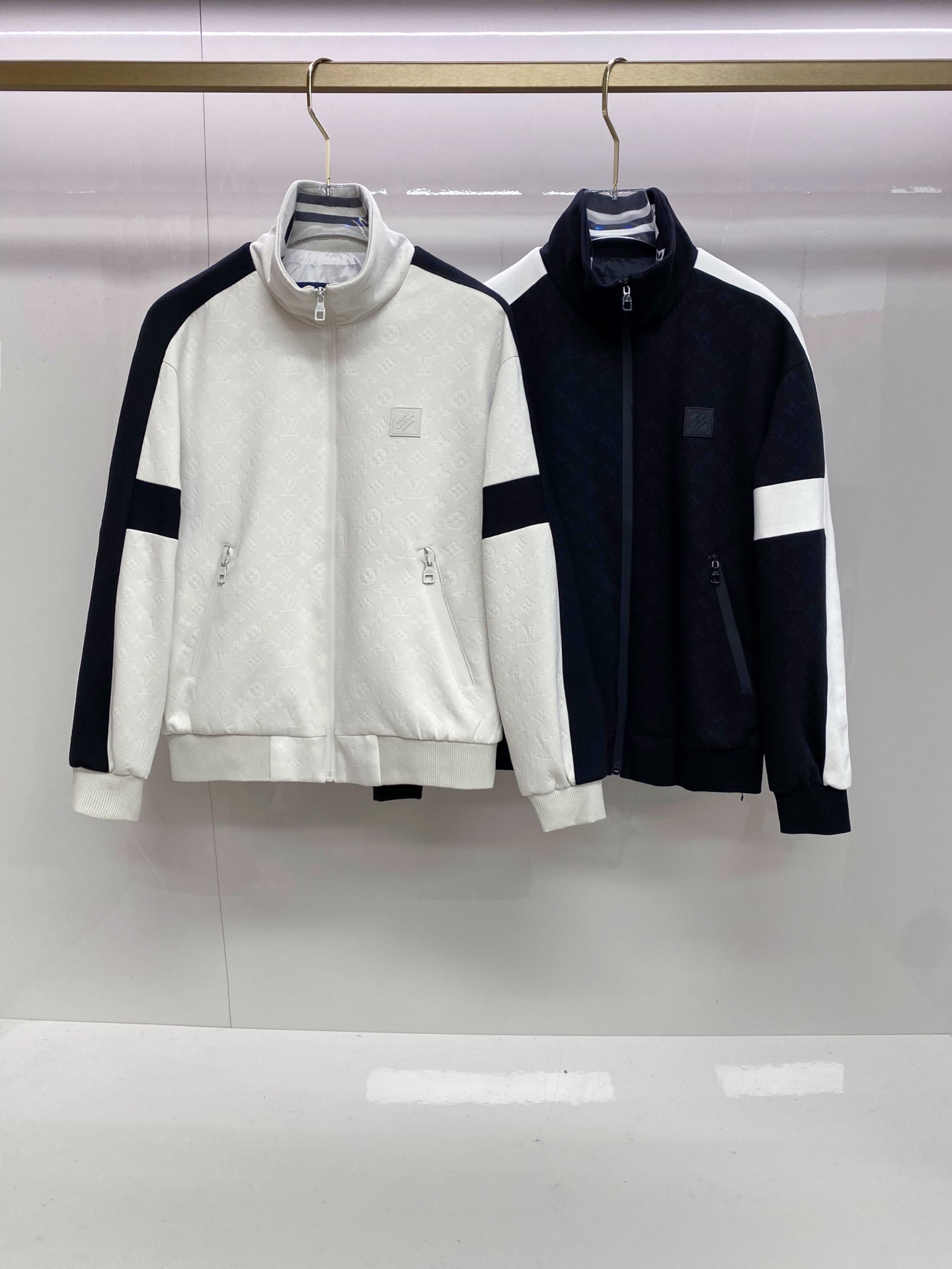 LV 2026ss春季新款立领夹克外套全高端版本！高定专柜面料辅料，透气舒适度高，细节无可挑剔，做工考究