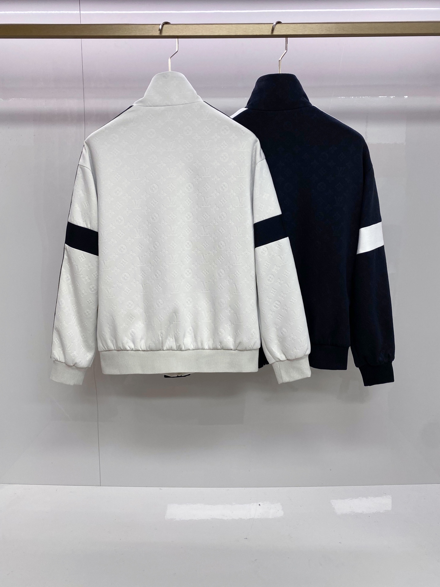 LV 2026ss春季新款立领夹克外套全高端版本！高定专柜面料辅料，透气舒适度高，细节无可挑剔，做工考究