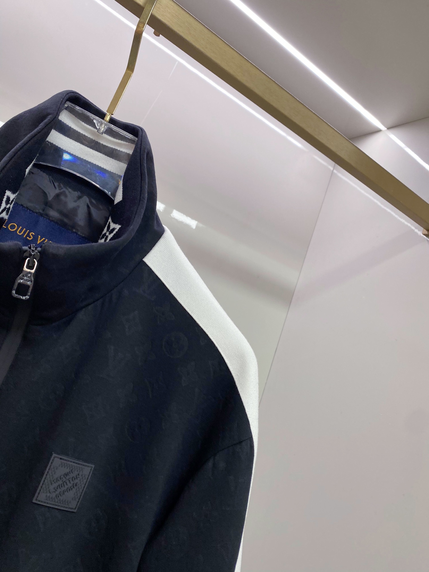 LV 2026ss春季新款立领夹克外套全高端版本！高定专柜面料辅料，透气舒适度高，细节无可挑剔，做工考究