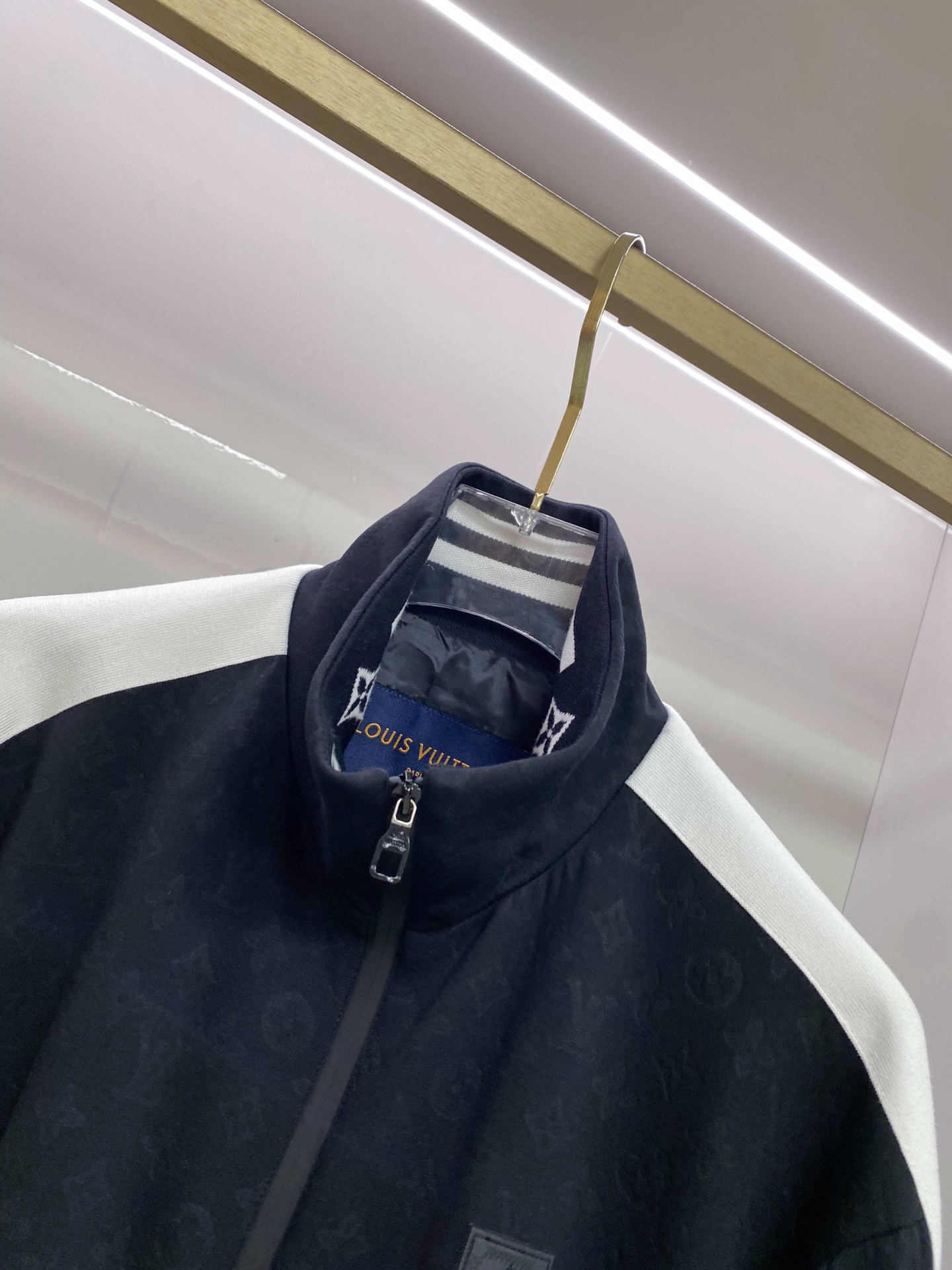 LV 2026ss春季新款立领夹克外套全高端版本！高定专柜面料辅料，透气舒适度高，细节无可挑剔，做工考究