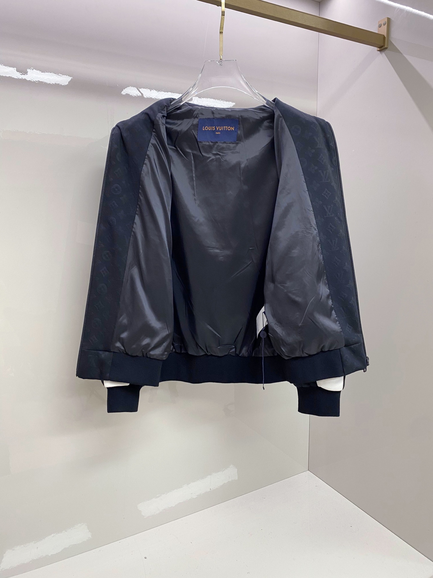 LV 2026ss春季新款立领夹克外套全高端版本！高定专柜面料辅料，透气舒适度高，细节无可挑剔，做工考究