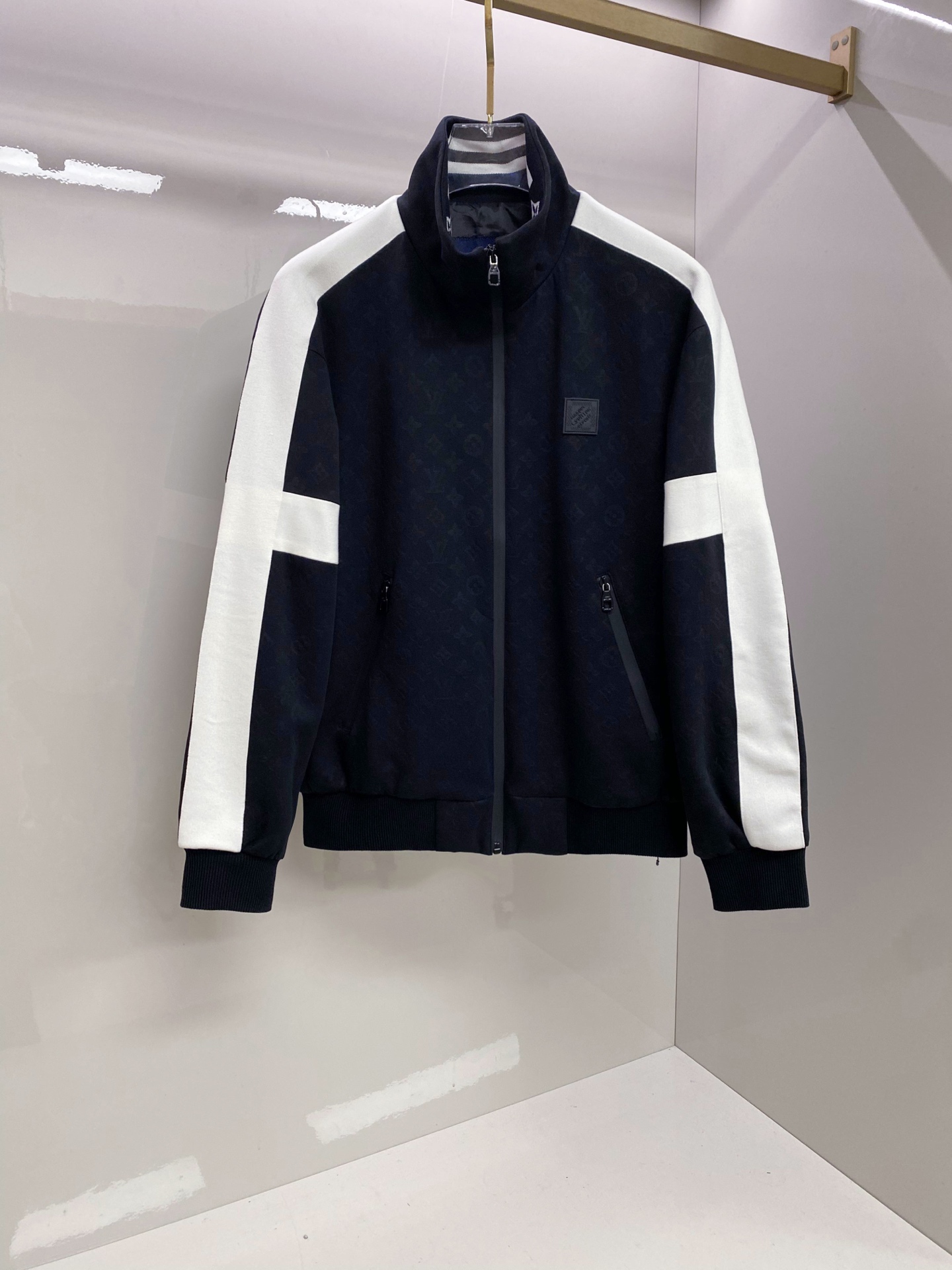 LV 2026ss春季新款立领夹克外套全高端版本！高定专柜面料辅料，透气舒适度高，细节无可挑剔，做工考究