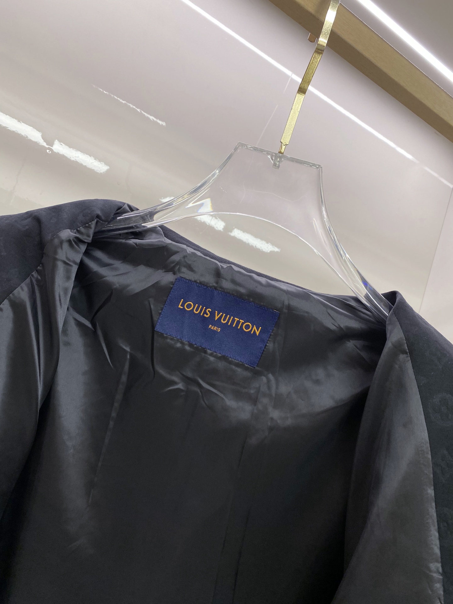 LV 2026ss春季新款立领夹克外套全高端版本！高定专柜面料辅料，透气舒适度高，细节无可挑剔，做工考究