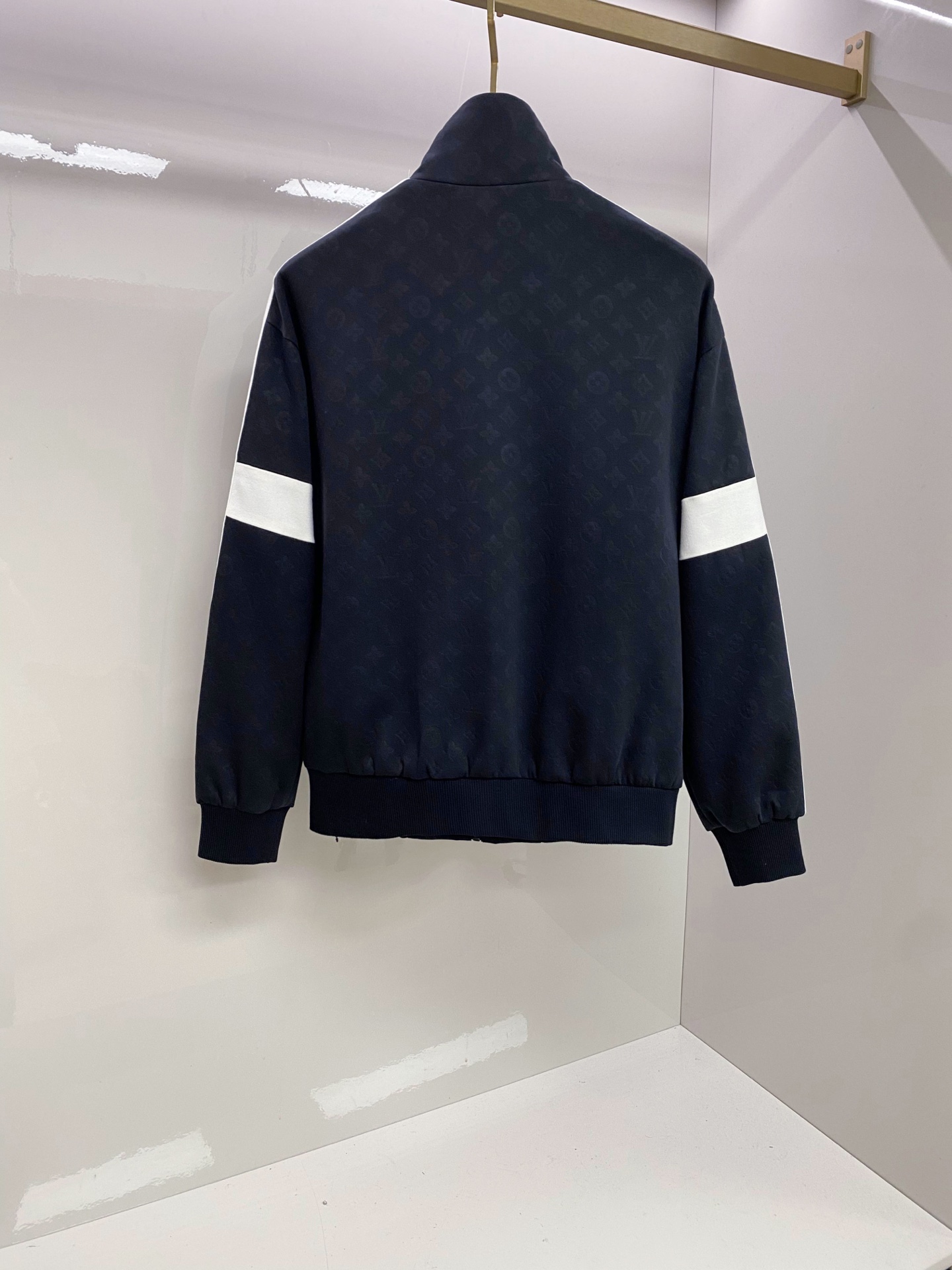 LV 2026ss春季新款立领夹克外套全高端版本！高定专柜面料辅料，透气舒适度高，细节无可挑剔，做工考究