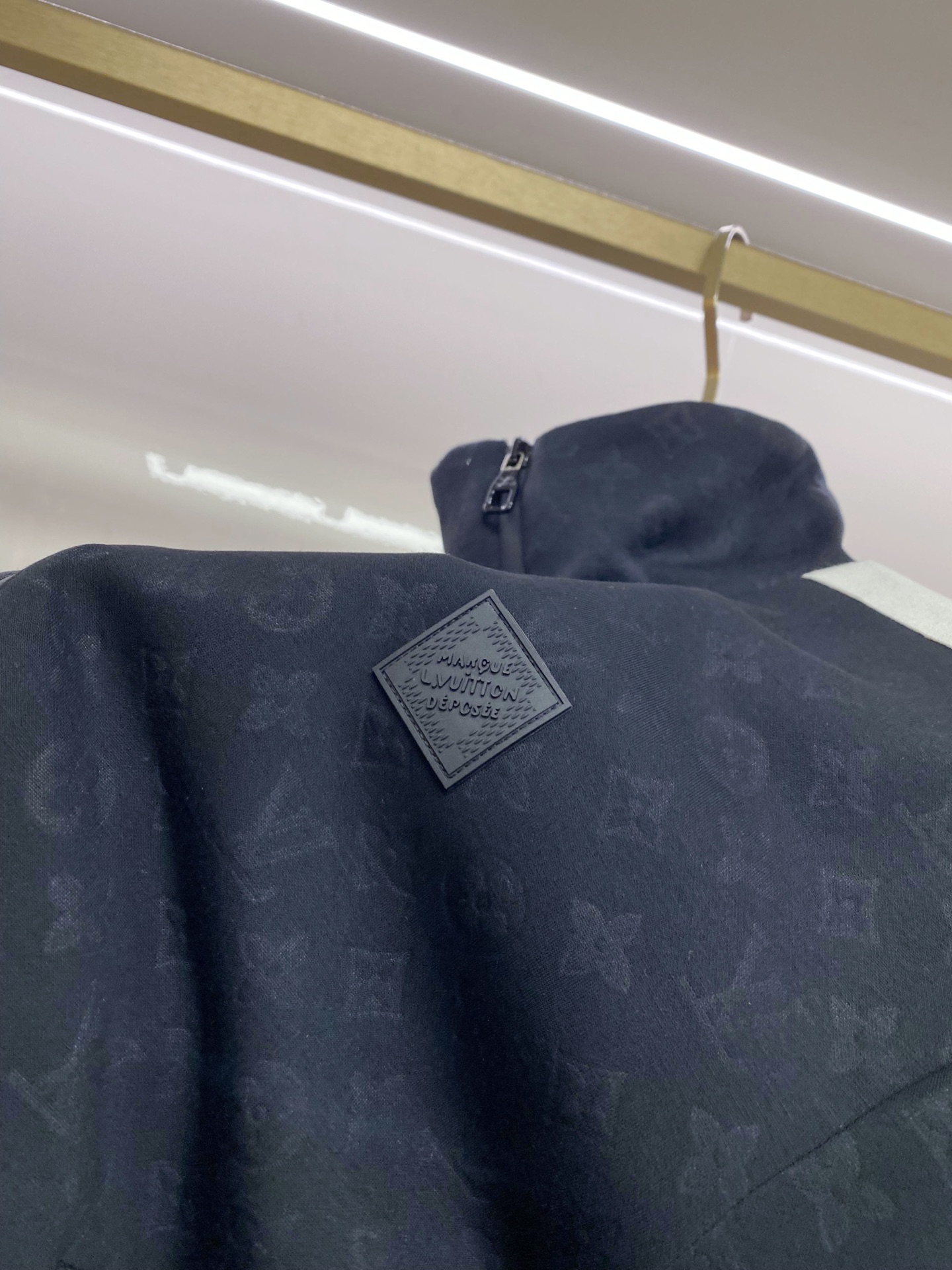 LV 2026ss春季新款立领夹克外套全高端版本！高定专柜面料辅料，透气舒适度高，细节无可挑剔，做工考究