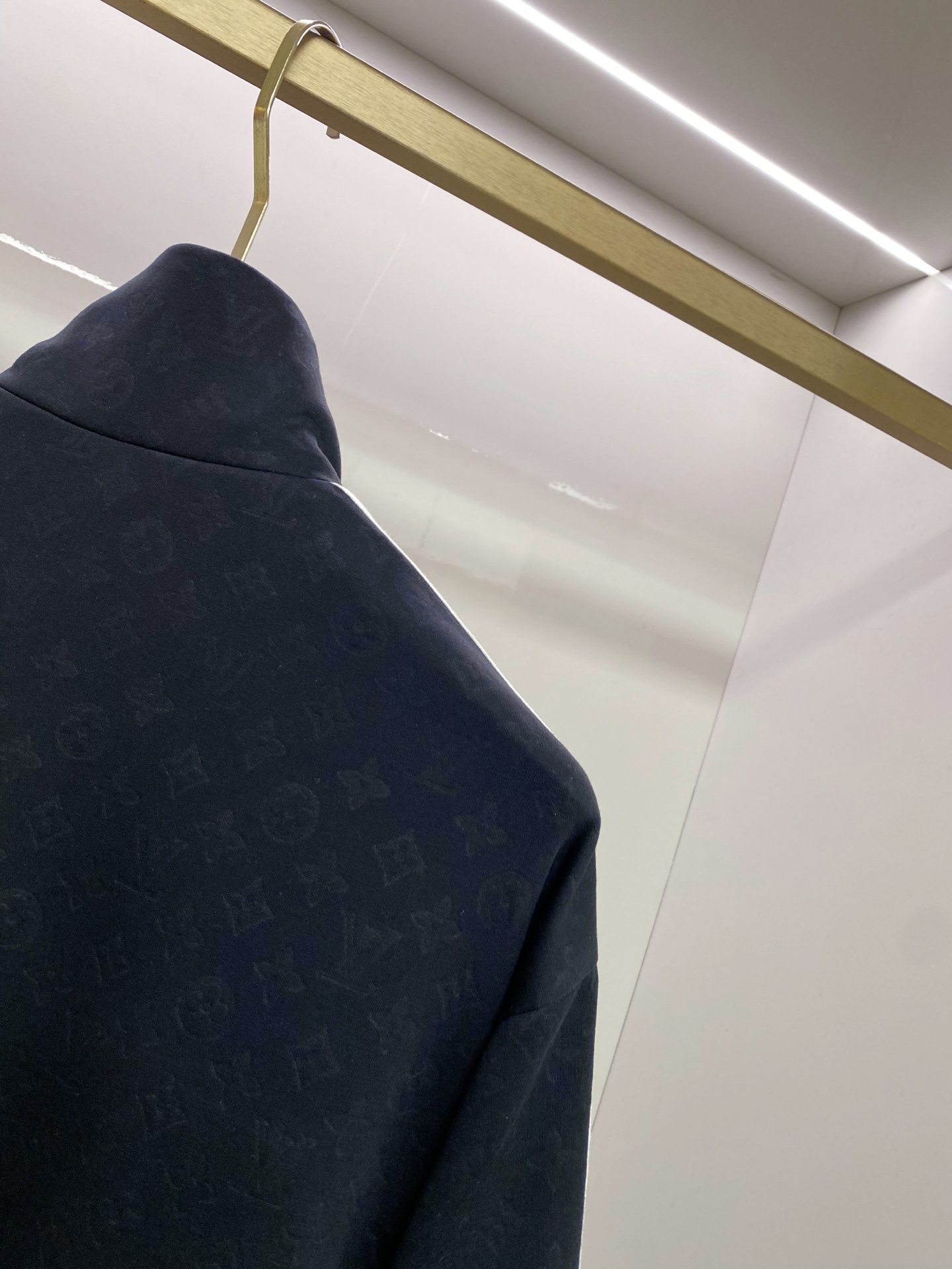 LV 2026ss春季新款立领夹克外套全高端版本！高定专柜面料辅料，透气舒适度高，细节无可挑剔，做工考究