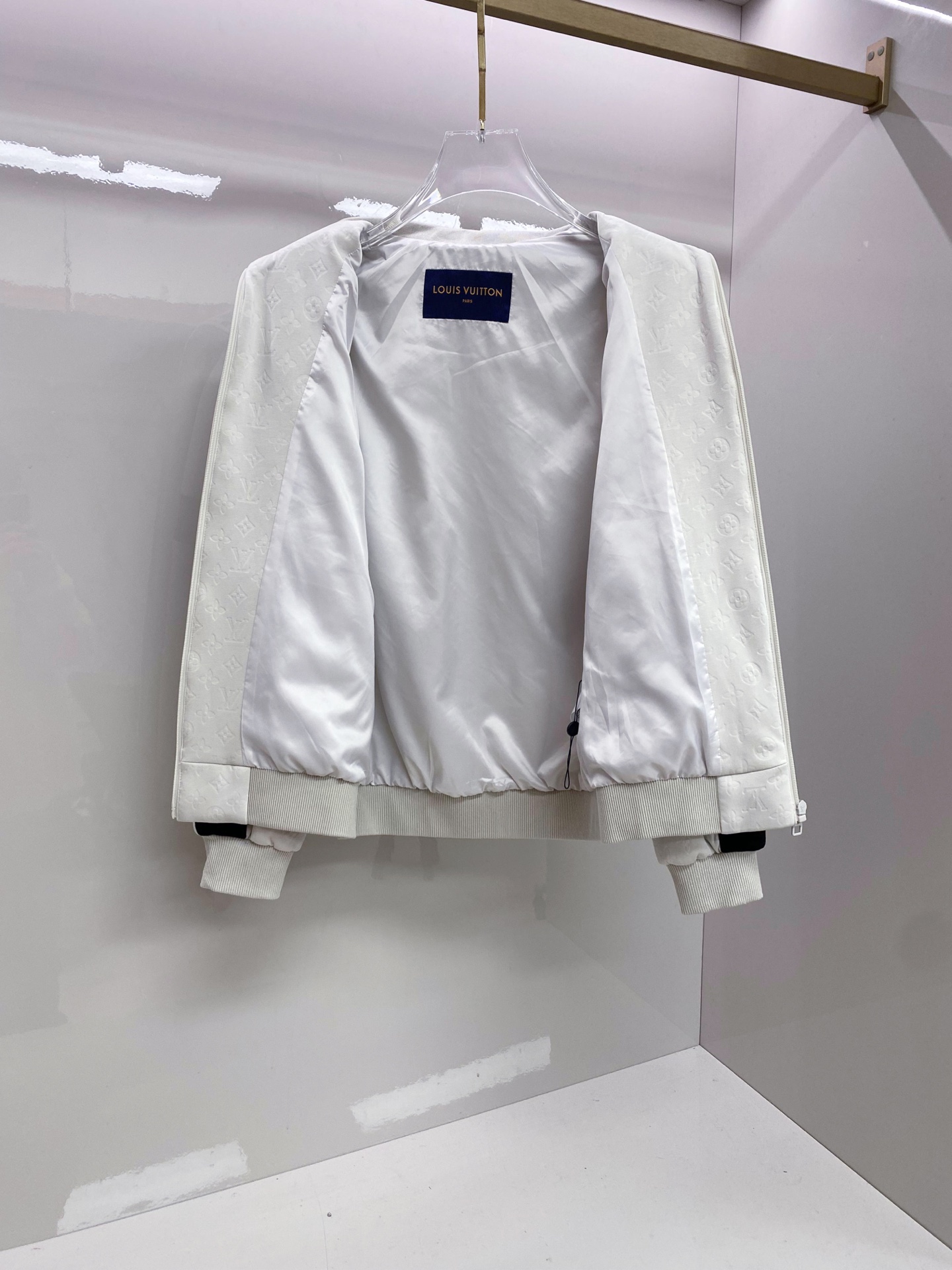 LV 2026ss春季新款立领夹克外套全高端版本！高定专柜面料辅料，透气舒适度高，细节无可挑剔，做工考究