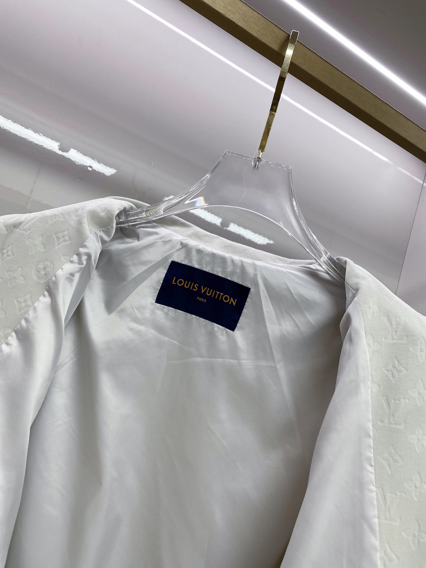 LV 2026ss春季新款立领夹克外套全高端版本！高定专柜面料辅料，透气舒适度高，细节无可挑剔，做工考究