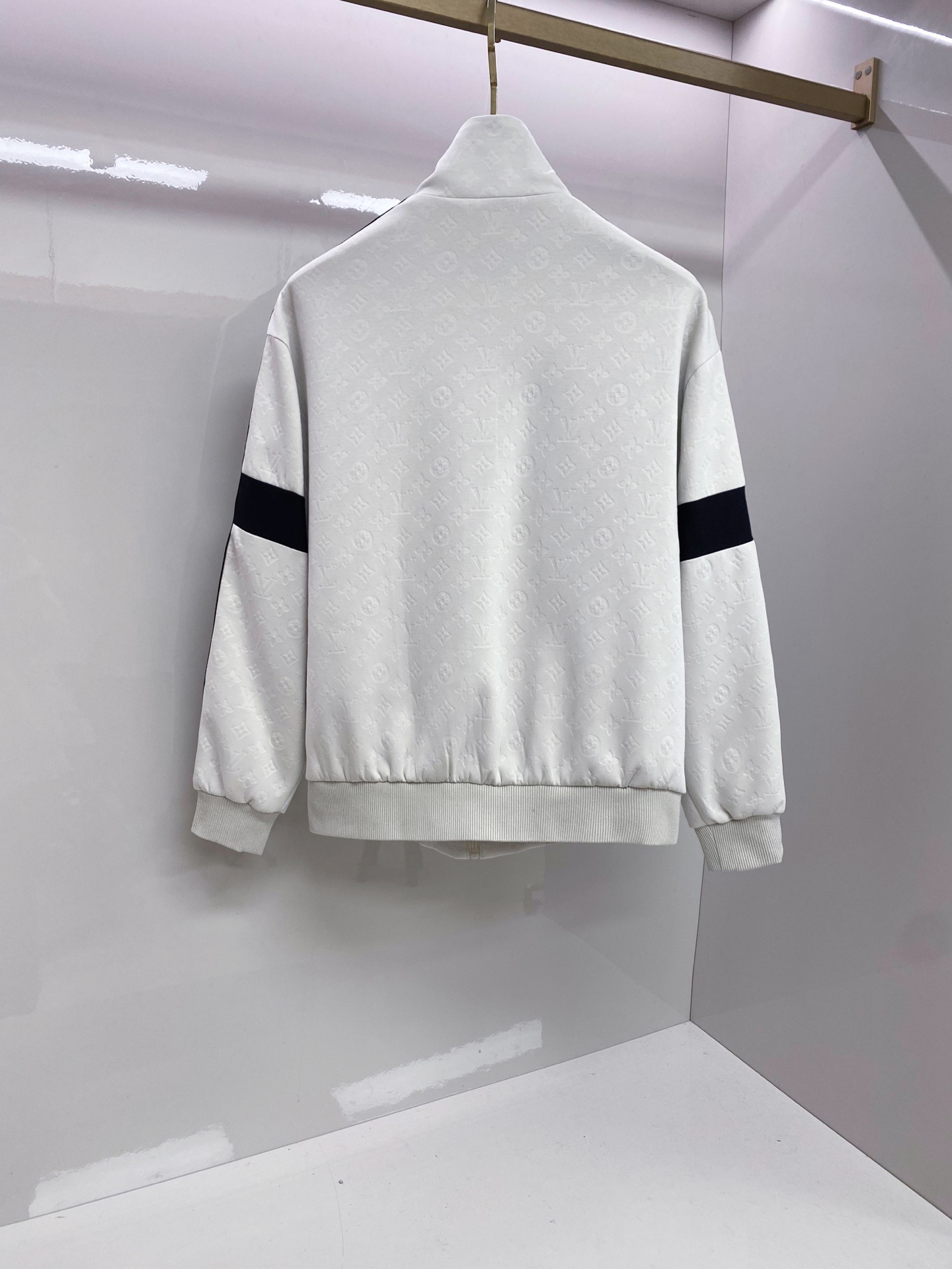 LV 2026ss春季新款立领夹克外套全高端版本！高定专柜面料辅料，透气舒适度高，细节无可挑剔，做工考究