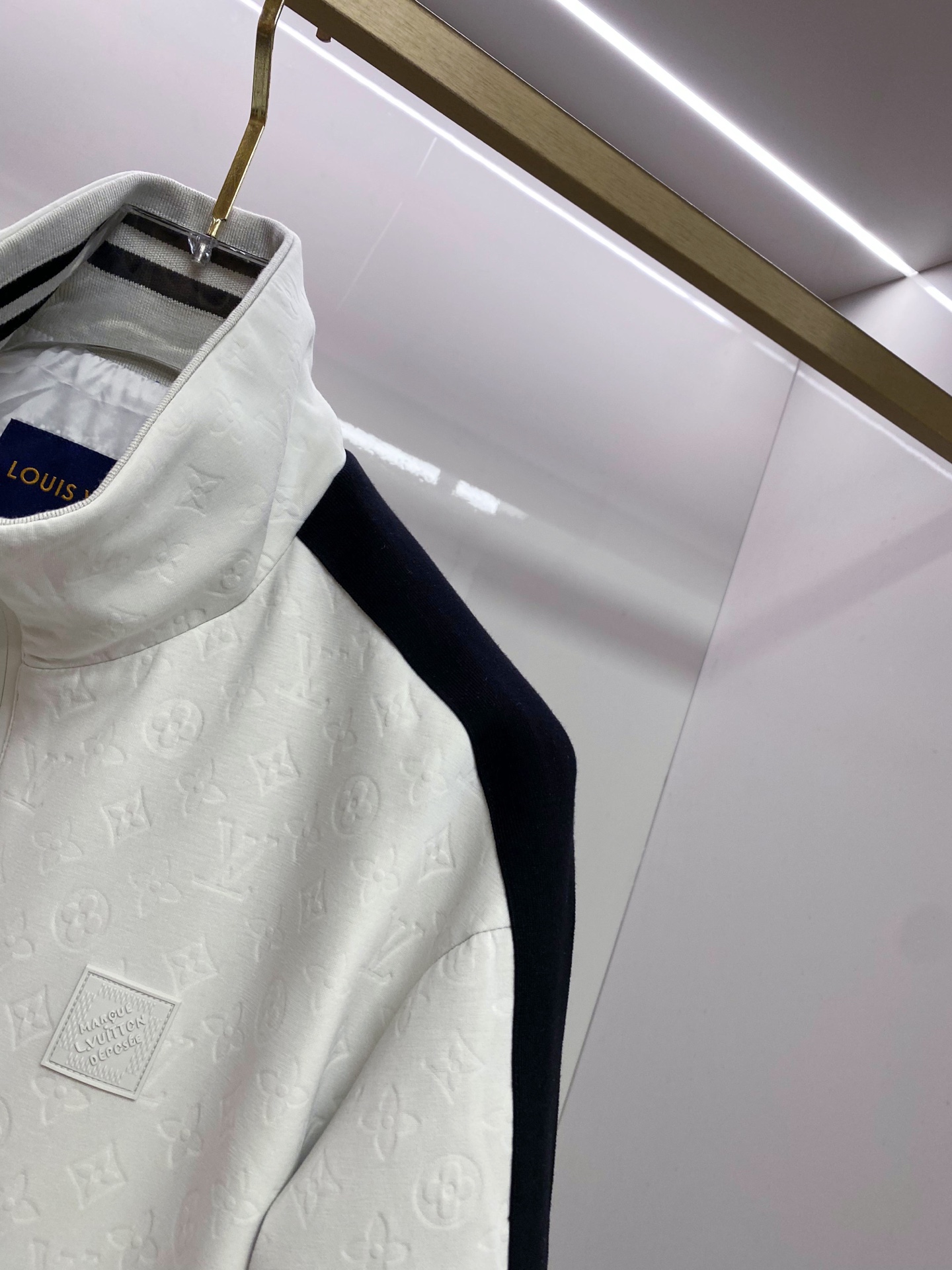 LV 2026ss春季新款立领夹克外套全高端版本！高定专柜面料辅料，透气舒适度高，细节无可挑剔，做工考究