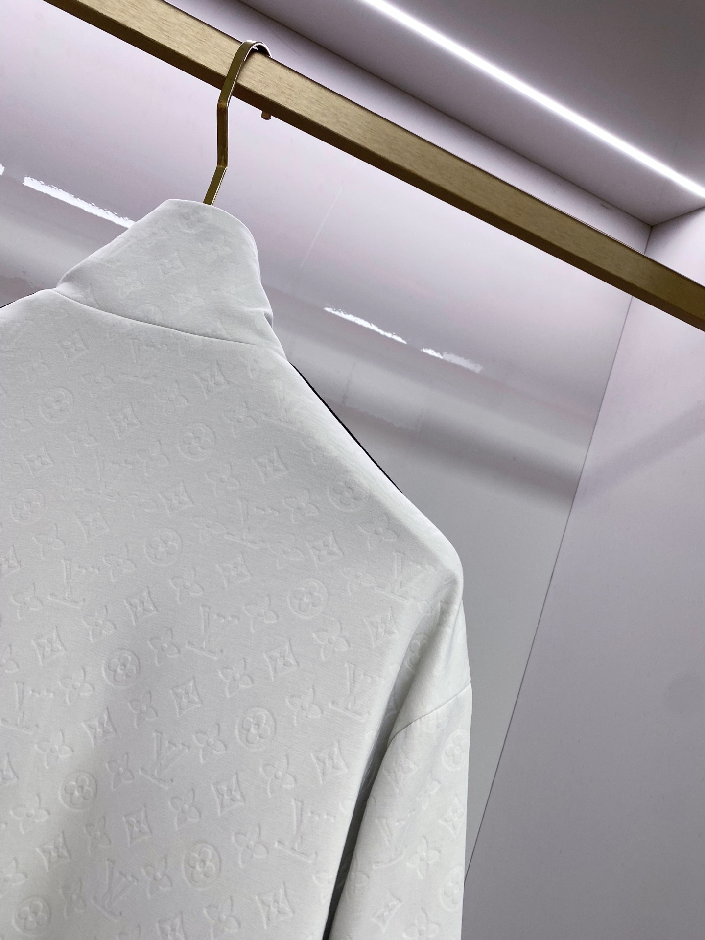 LV 2026ss春季新款立领夹克外套全高端版本！高定专柜面料辅料，透气舒适度高，细节无可挑剔，做工考究