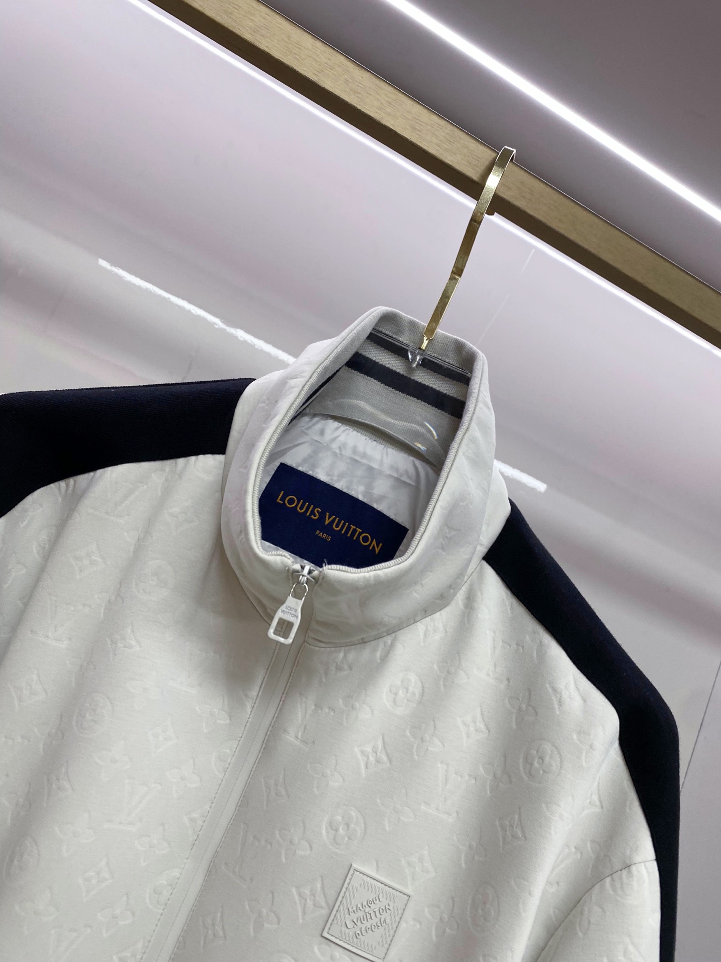 LV 2026ss春季新款立领夹克外套全高端版本！高定专柜面料辅料，透气舒适度高，细节无可挑剔，做工考究