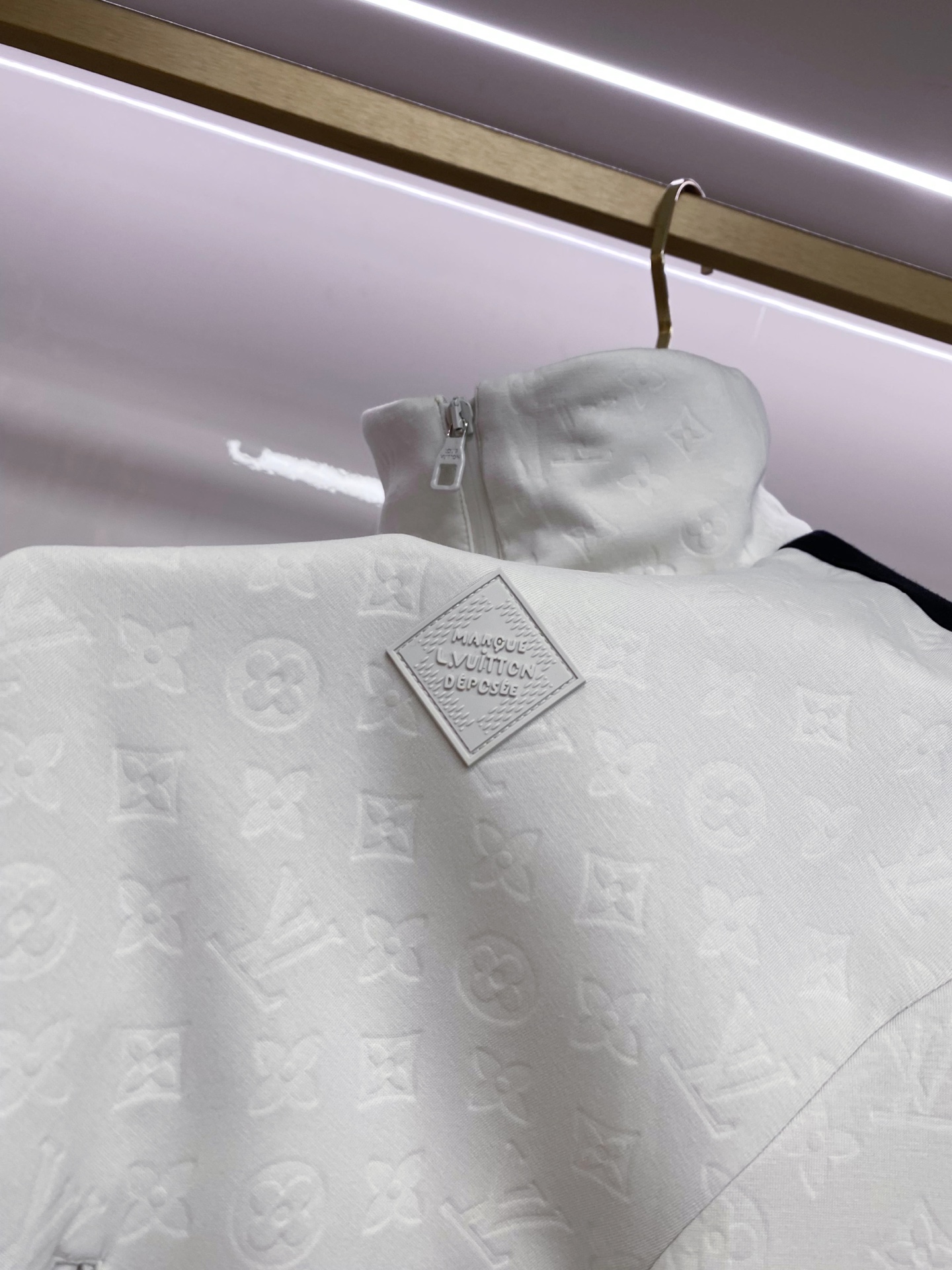 LV 2026ss春季新款立领夹克外套全高端版本！高定专柜面料辅料，透气舒适度高，细节无可挑剔，做工考究