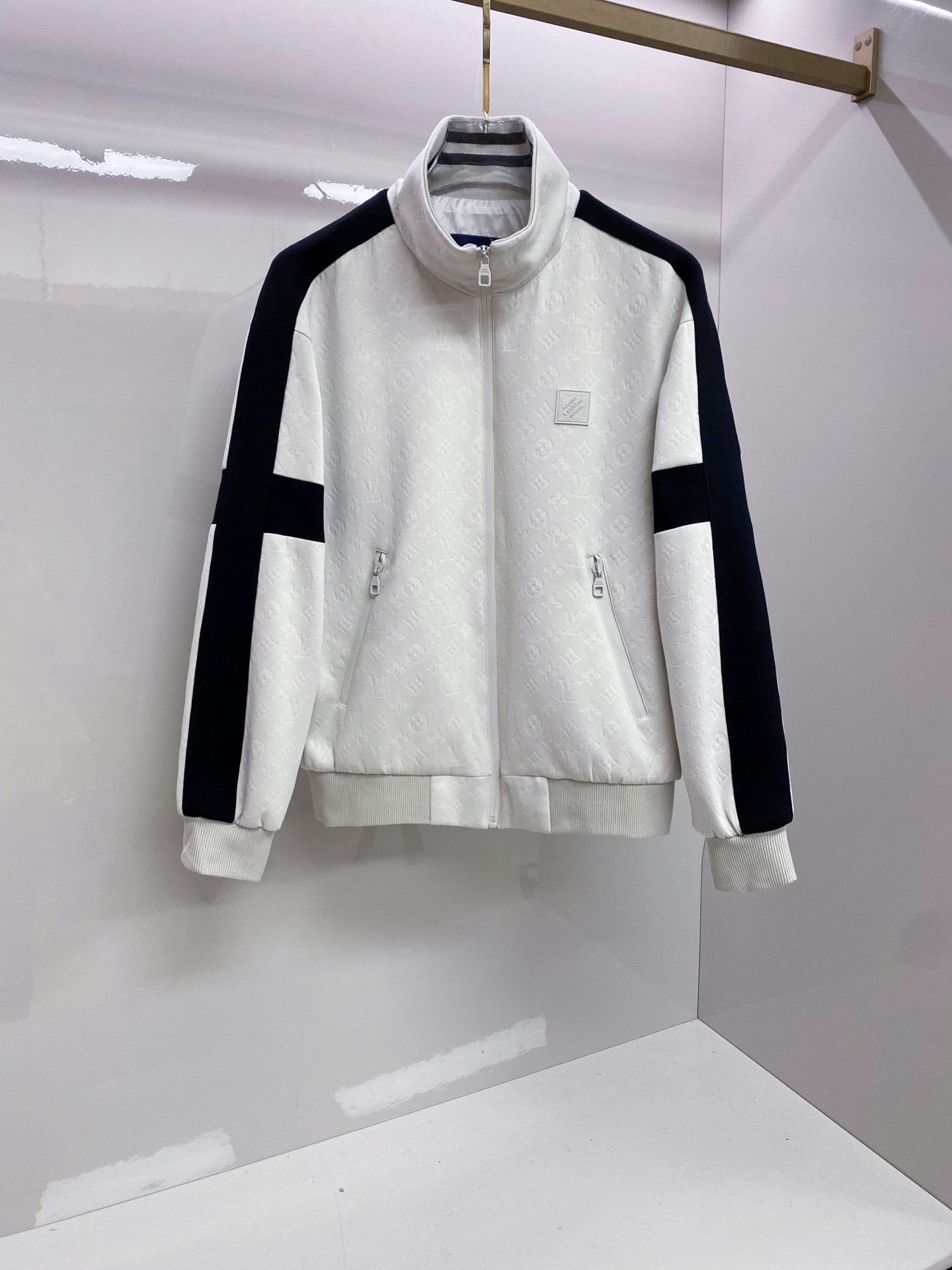 LV 2026ss春季新款立领夹克外套全高端版本！高定专柜面料辅料，透气舒适度高，细节无可挑剔，做工考究
